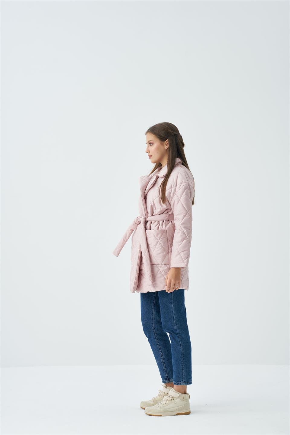 PEMBE KAPİTONE CEPLİ KEMERLİ KADIN MONT
