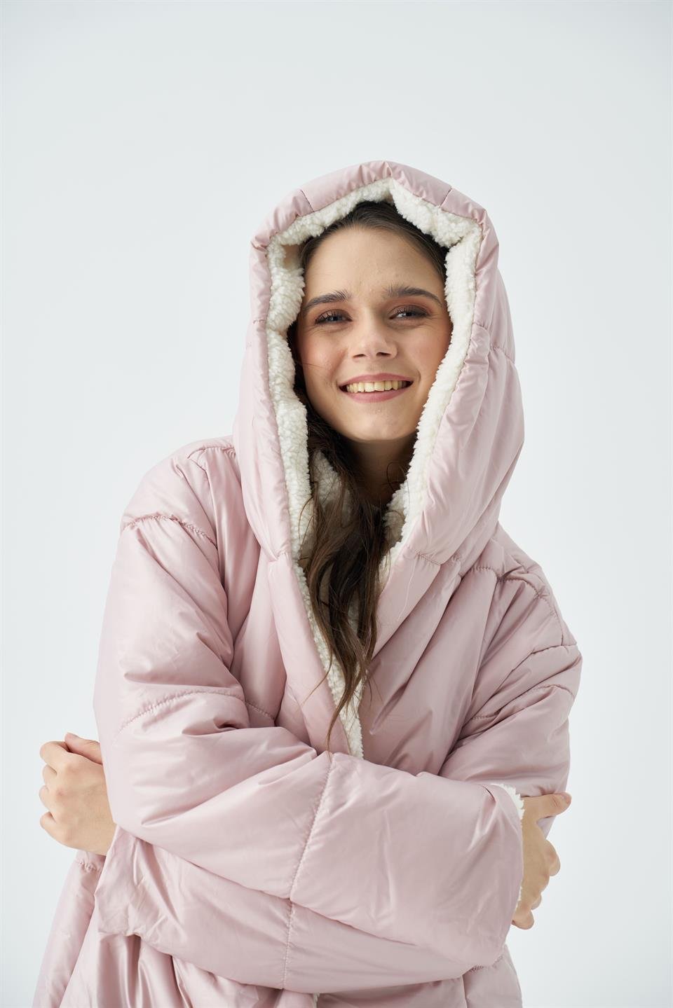 PEMBE KÜRKLÜ KAPÜŞONLU KADIN MONT