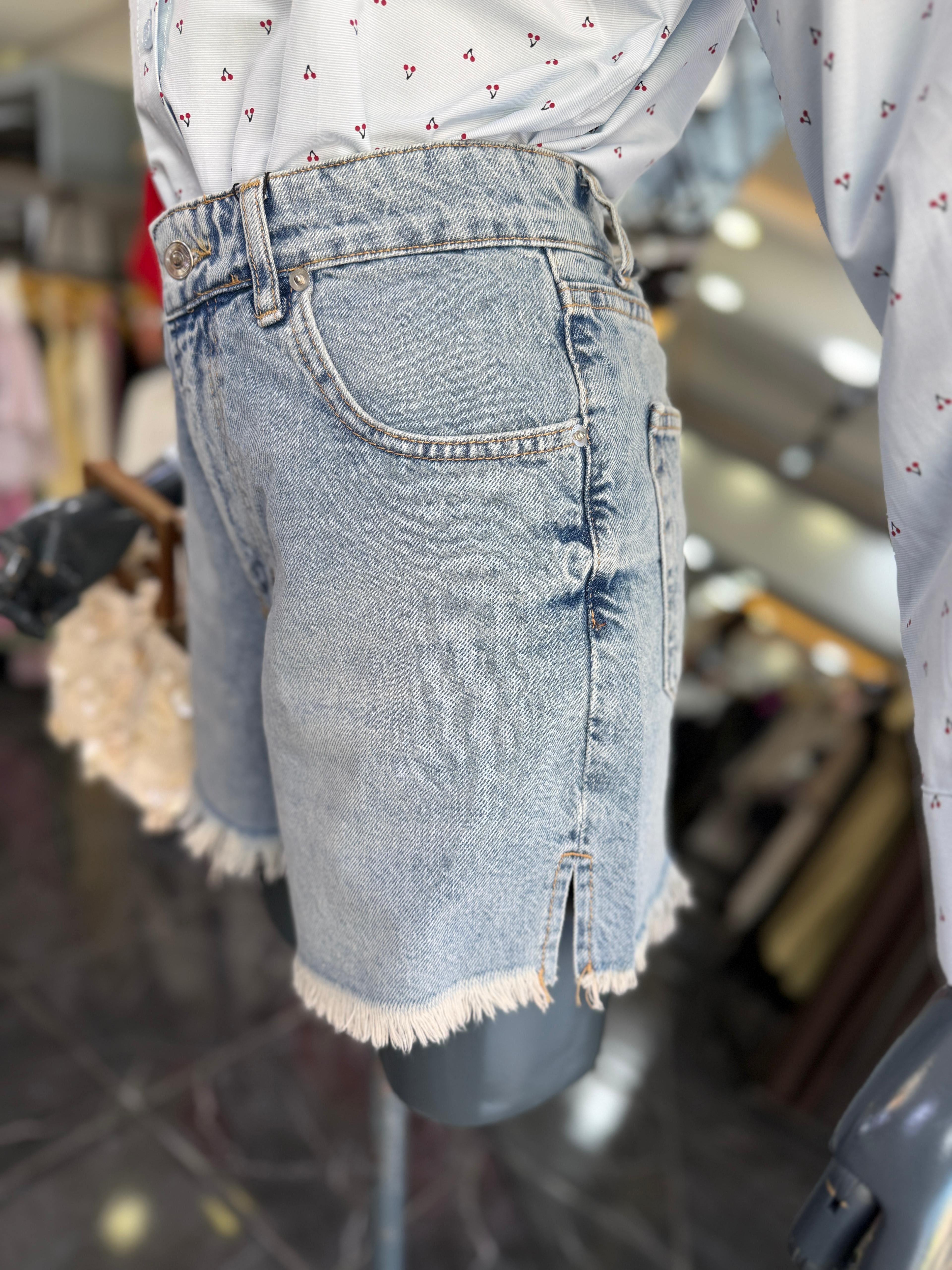 Açık Mavi Kesik Uçlu Paça Jean Şort