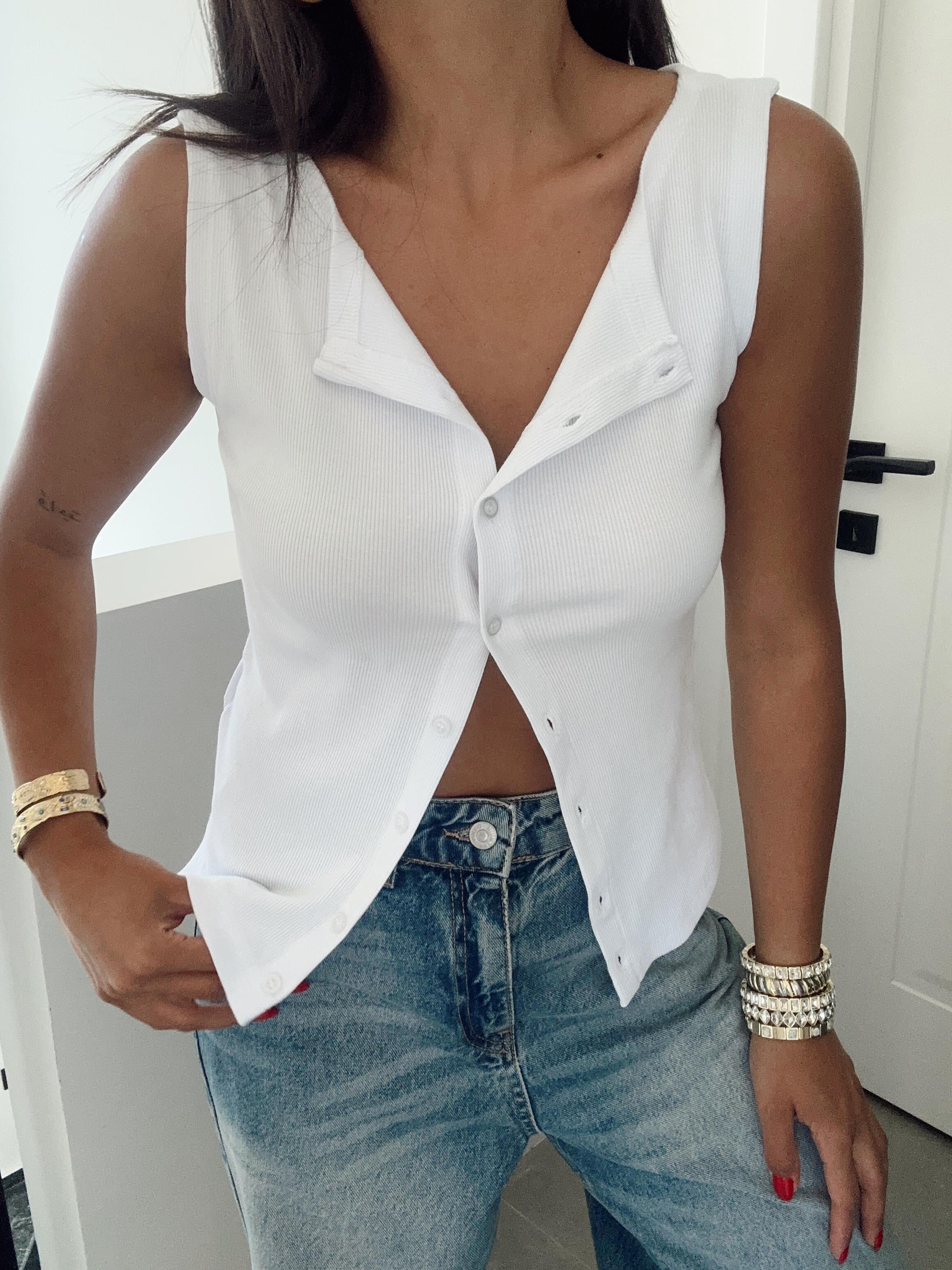 Beyaz Düğmeli Örme Yelek