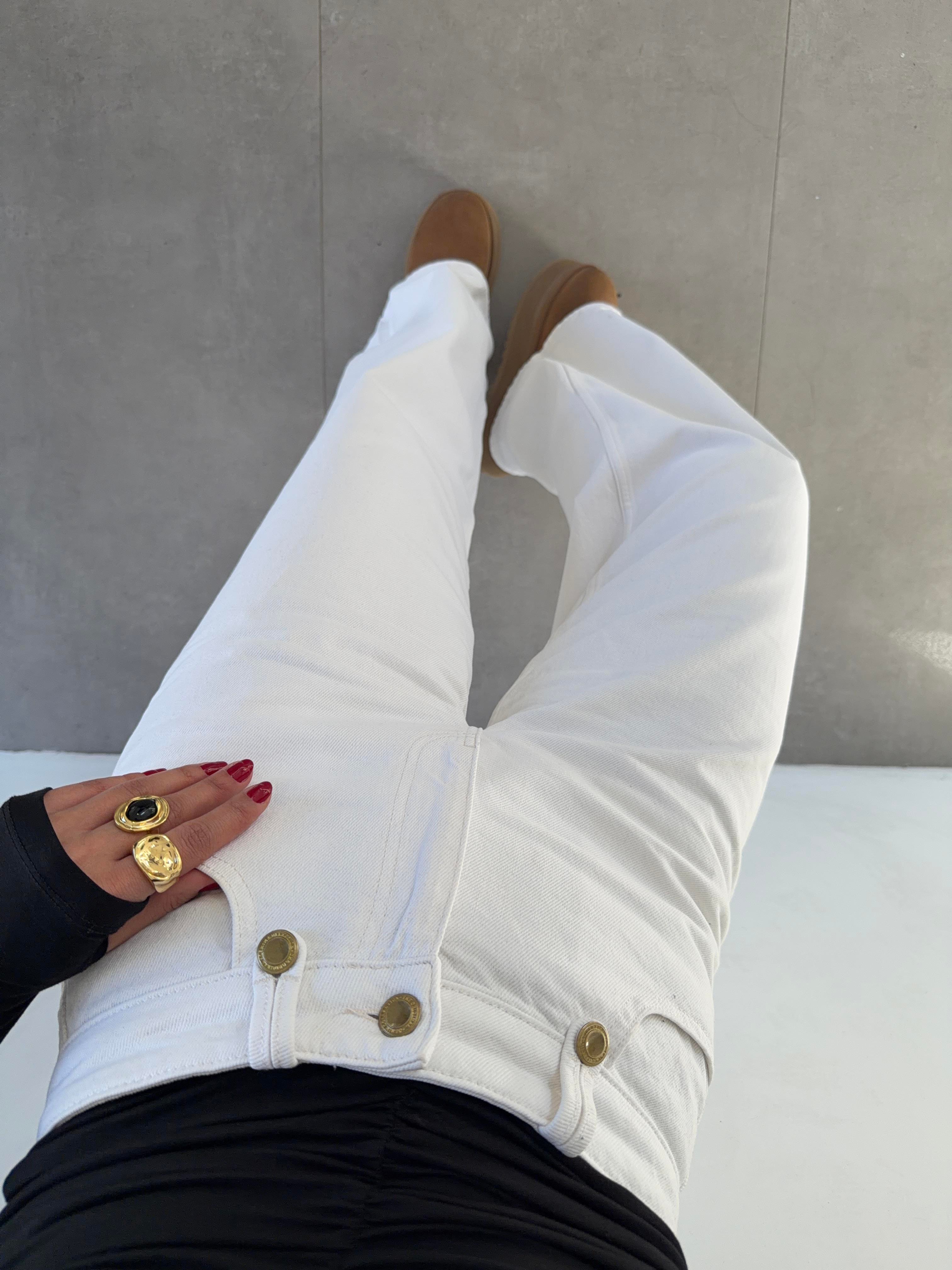 Beyaz Gold Düğme Detaylı Bol Paça Jean