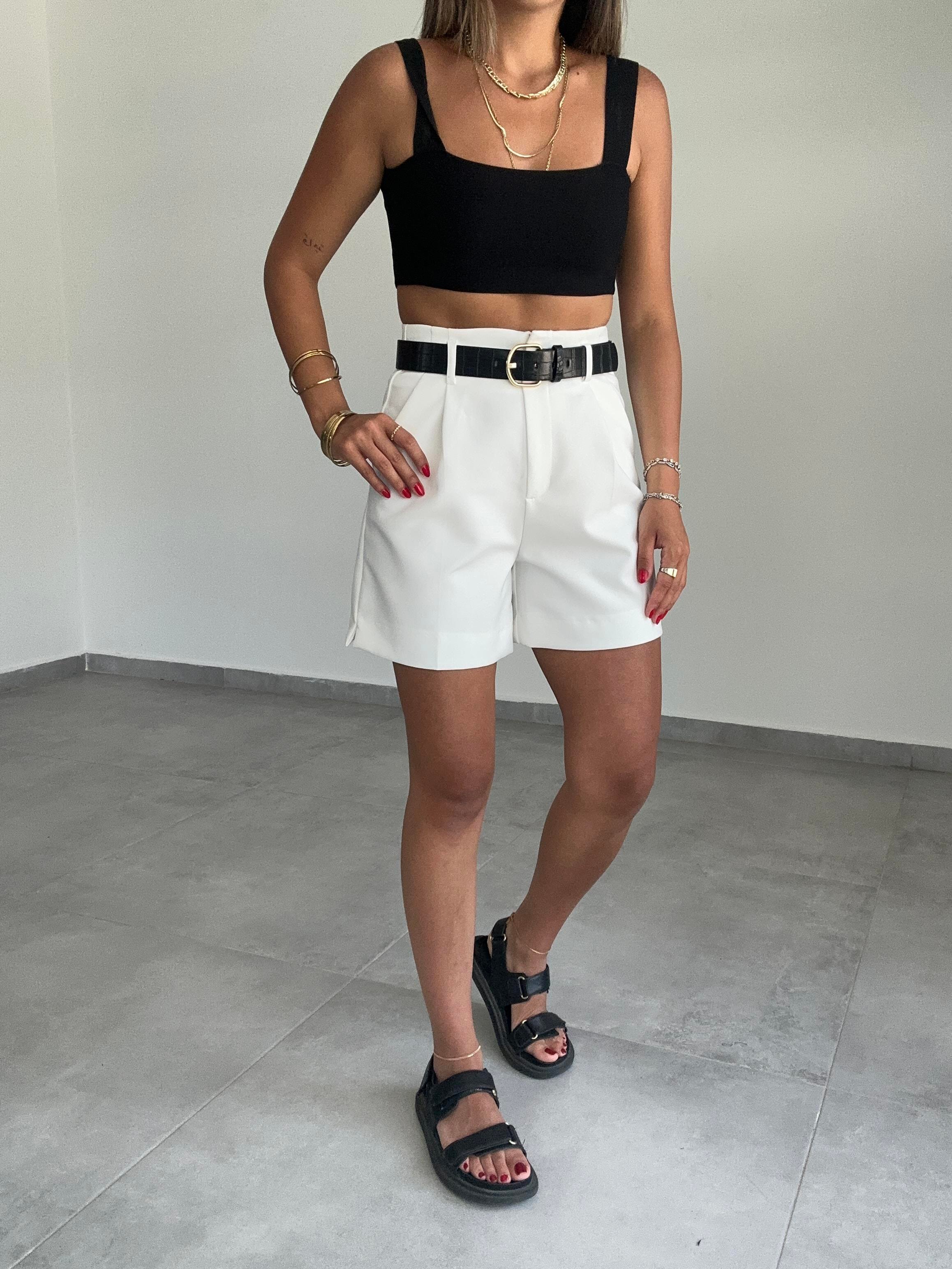 Beyaz Kabartma Kemerli Şort