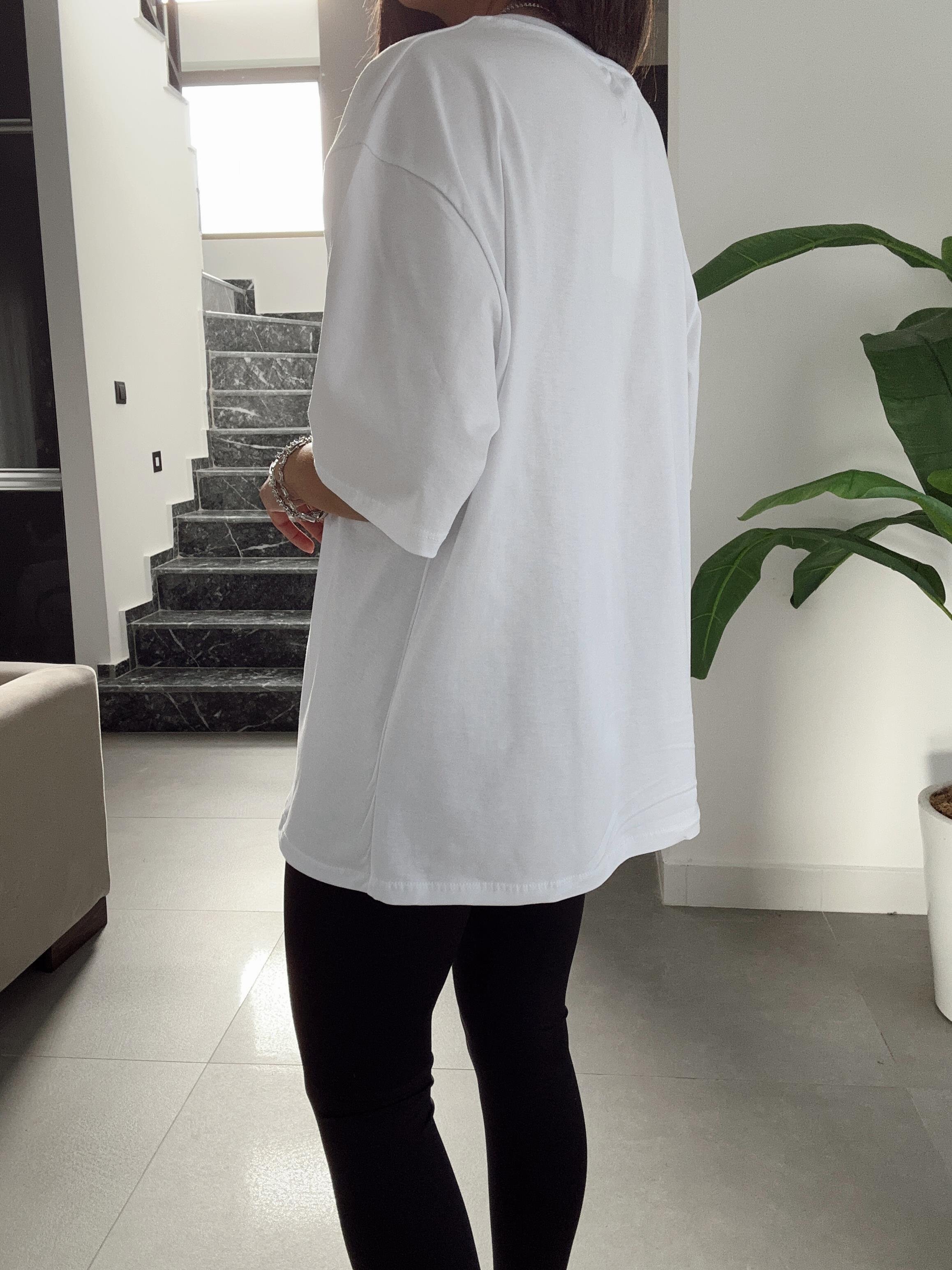 Beyaz Yazılı Basic Tişört