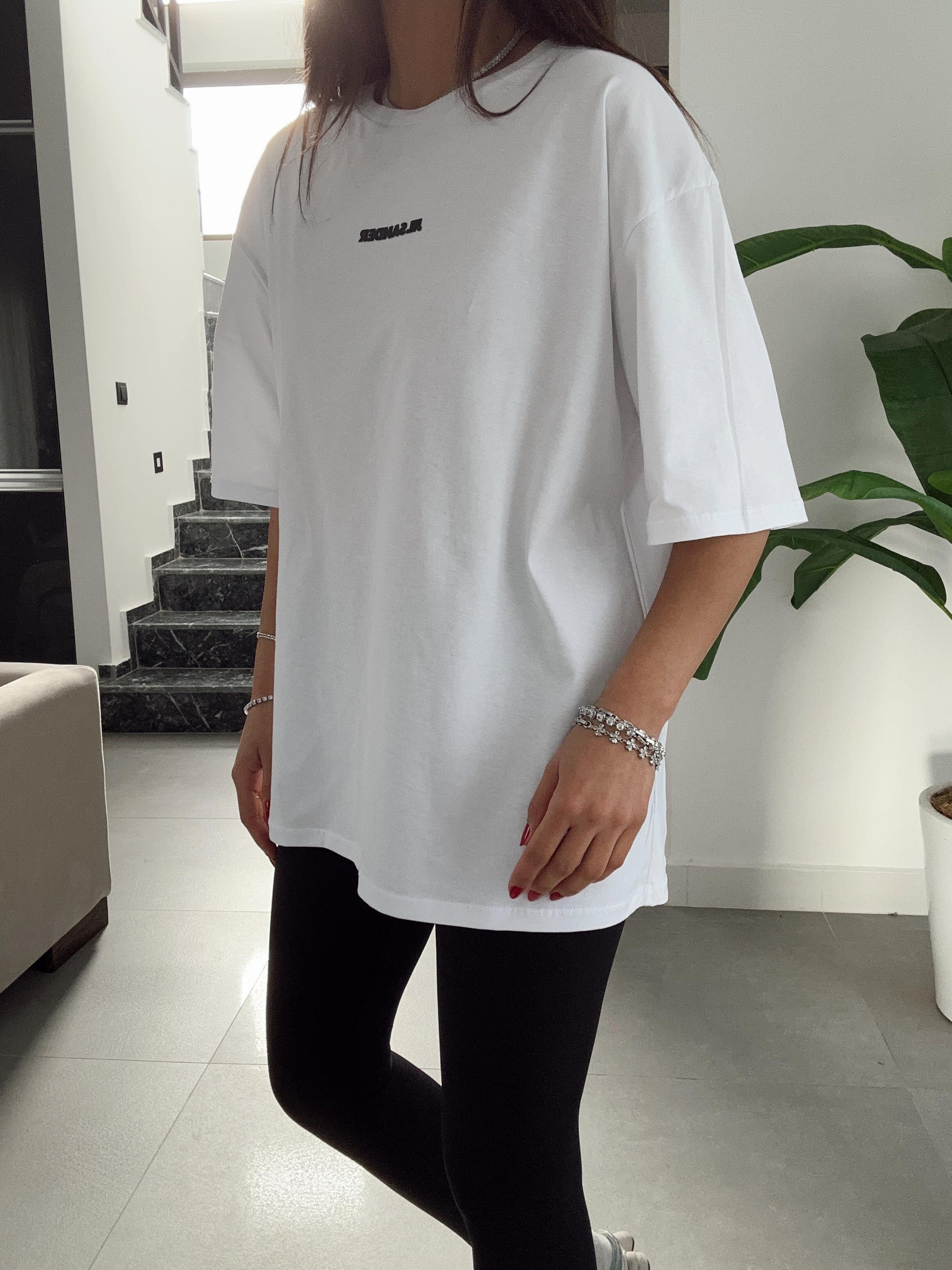 Beyaz Yazılı Basic Tişört