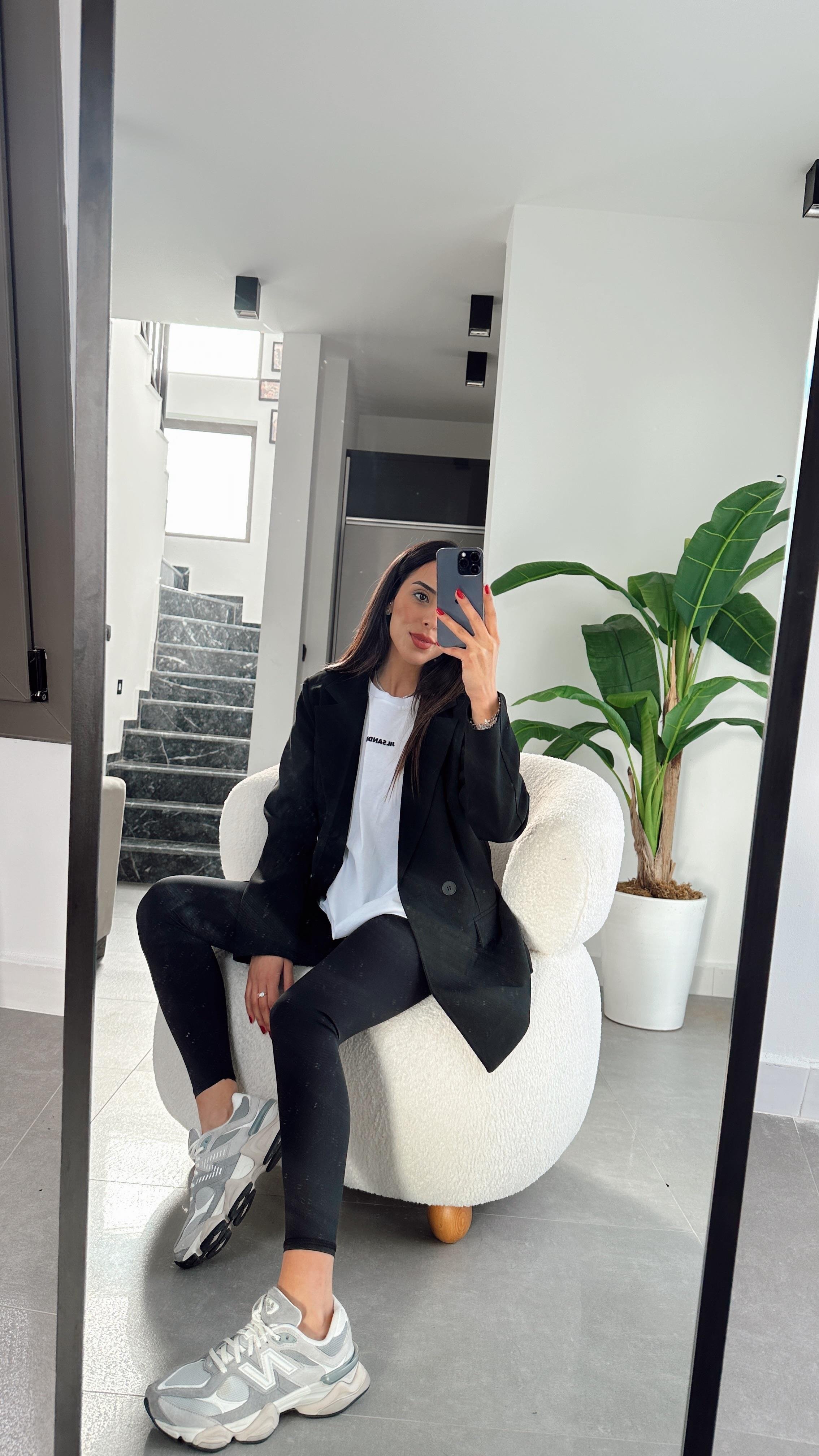 Beyaz Yazılı Basic Tişört