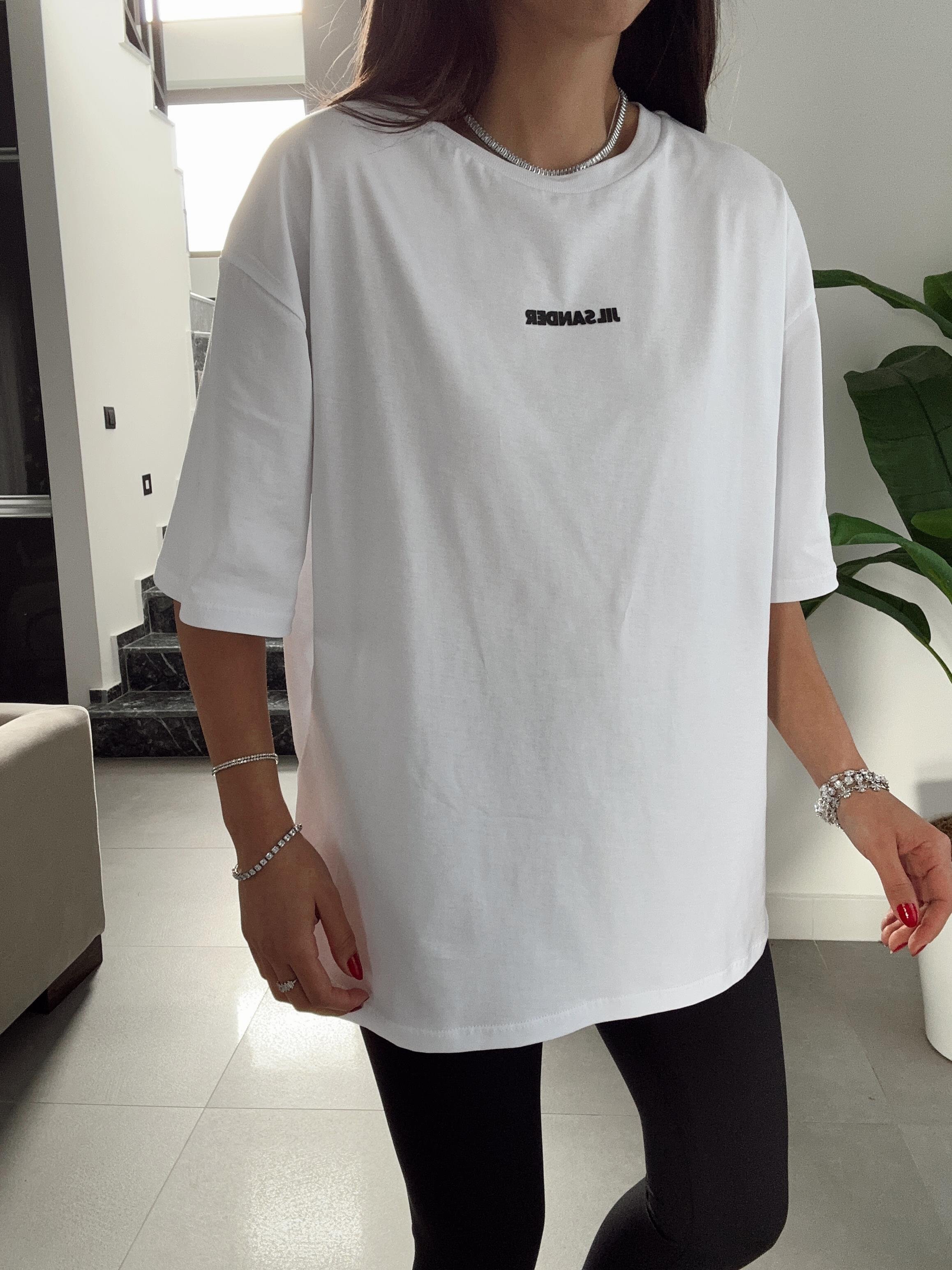 Beyaz Yazılı Basic Tişört