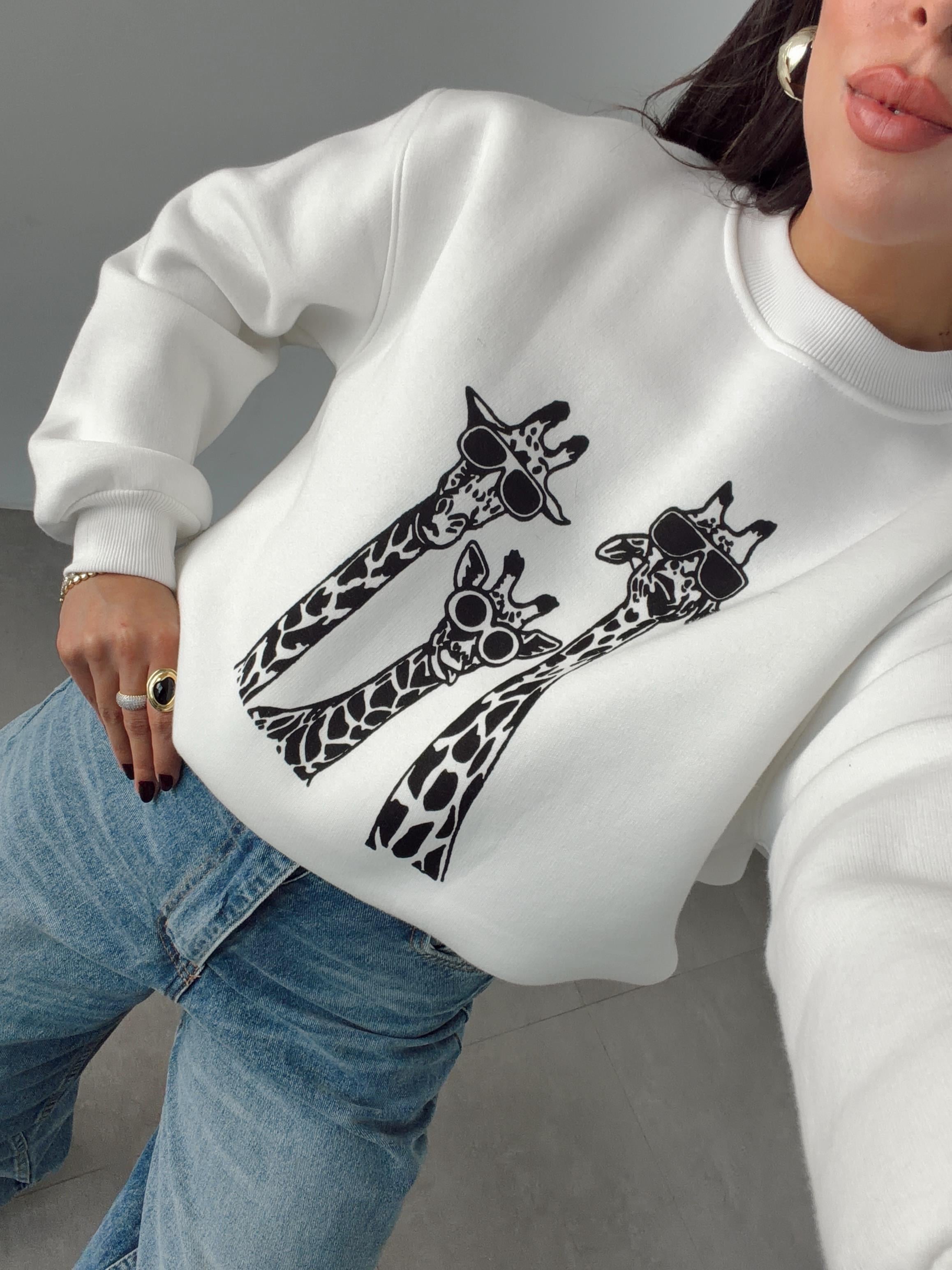 Beyaz Zürafa Baskılı Sweat