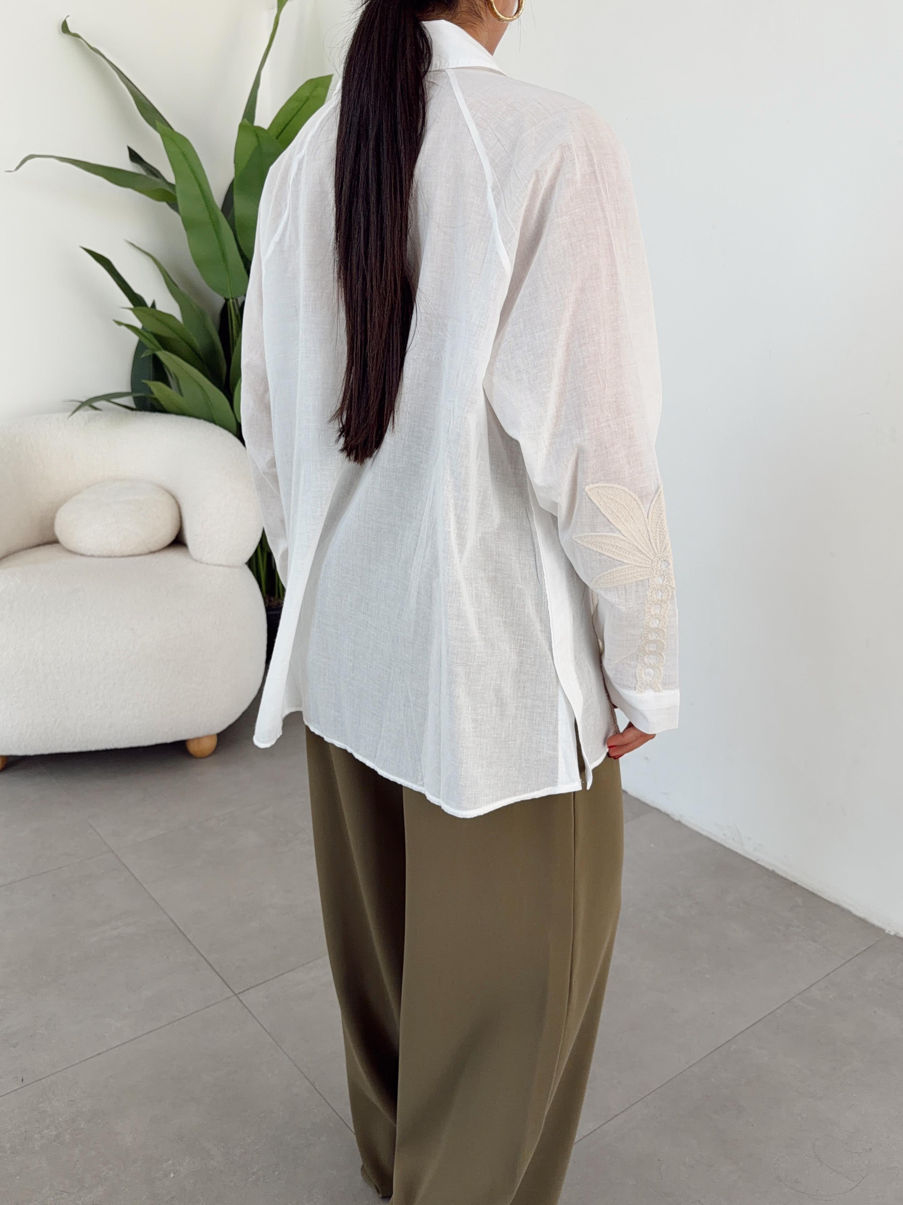 Ekru Bej Nakış İşlemeli Gömlek