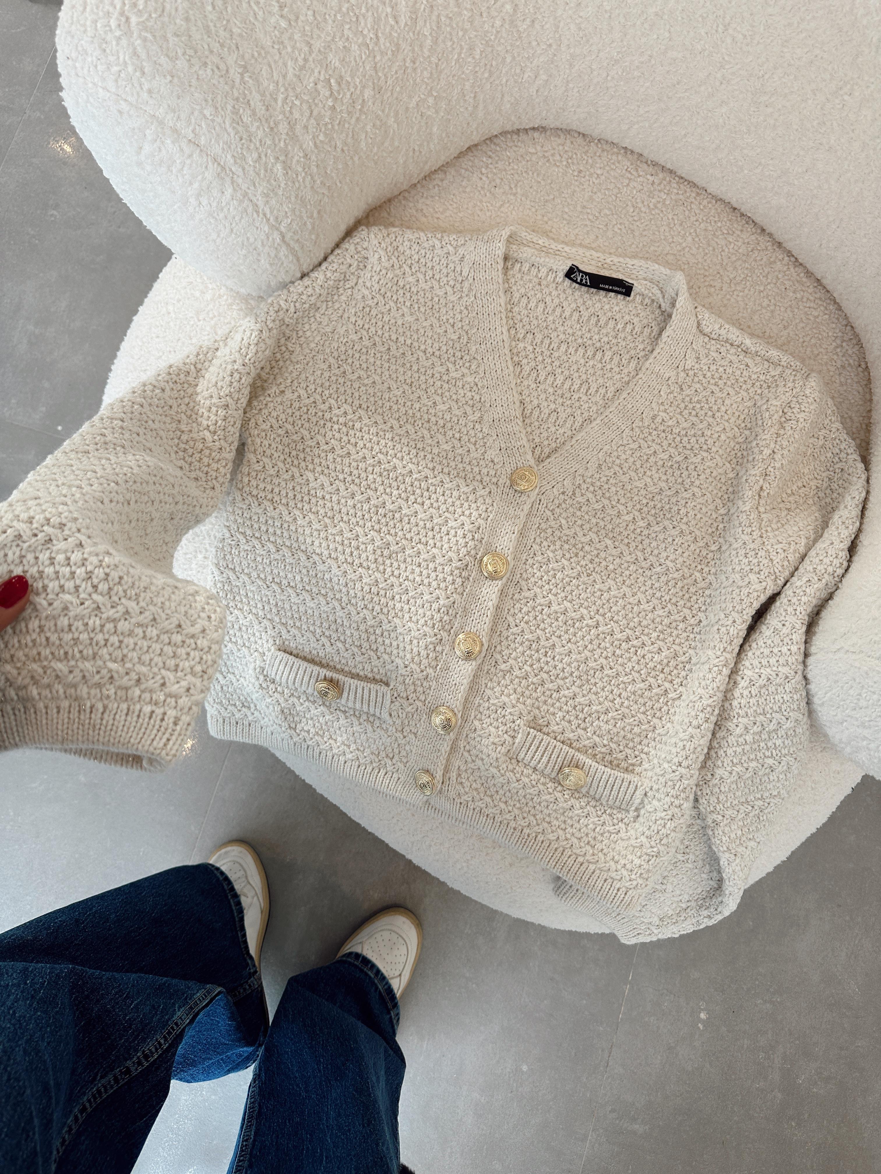 Gold Düğmeli Ekru Triko Hırka