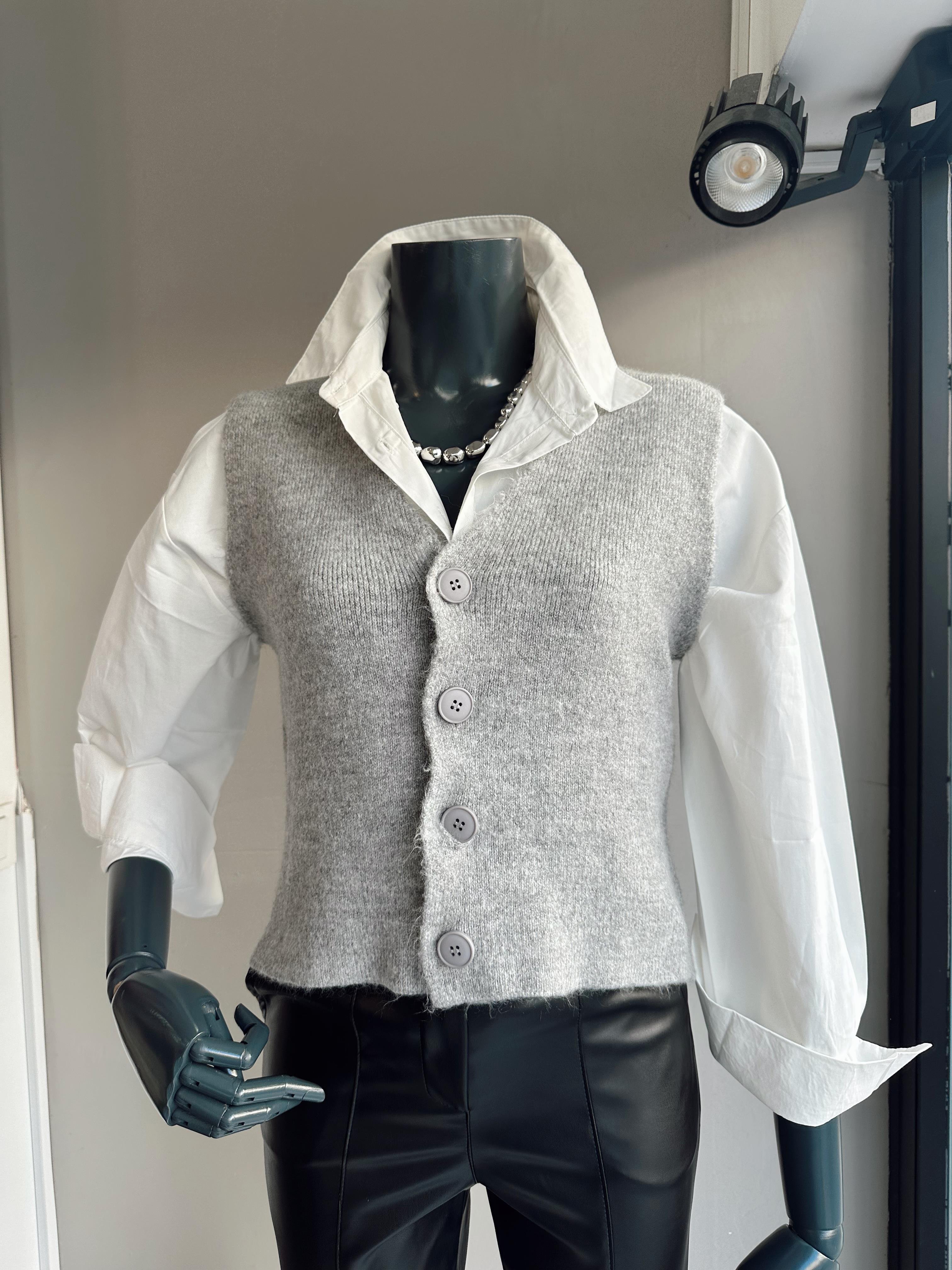 Gri Düğmeli Triko Yelek