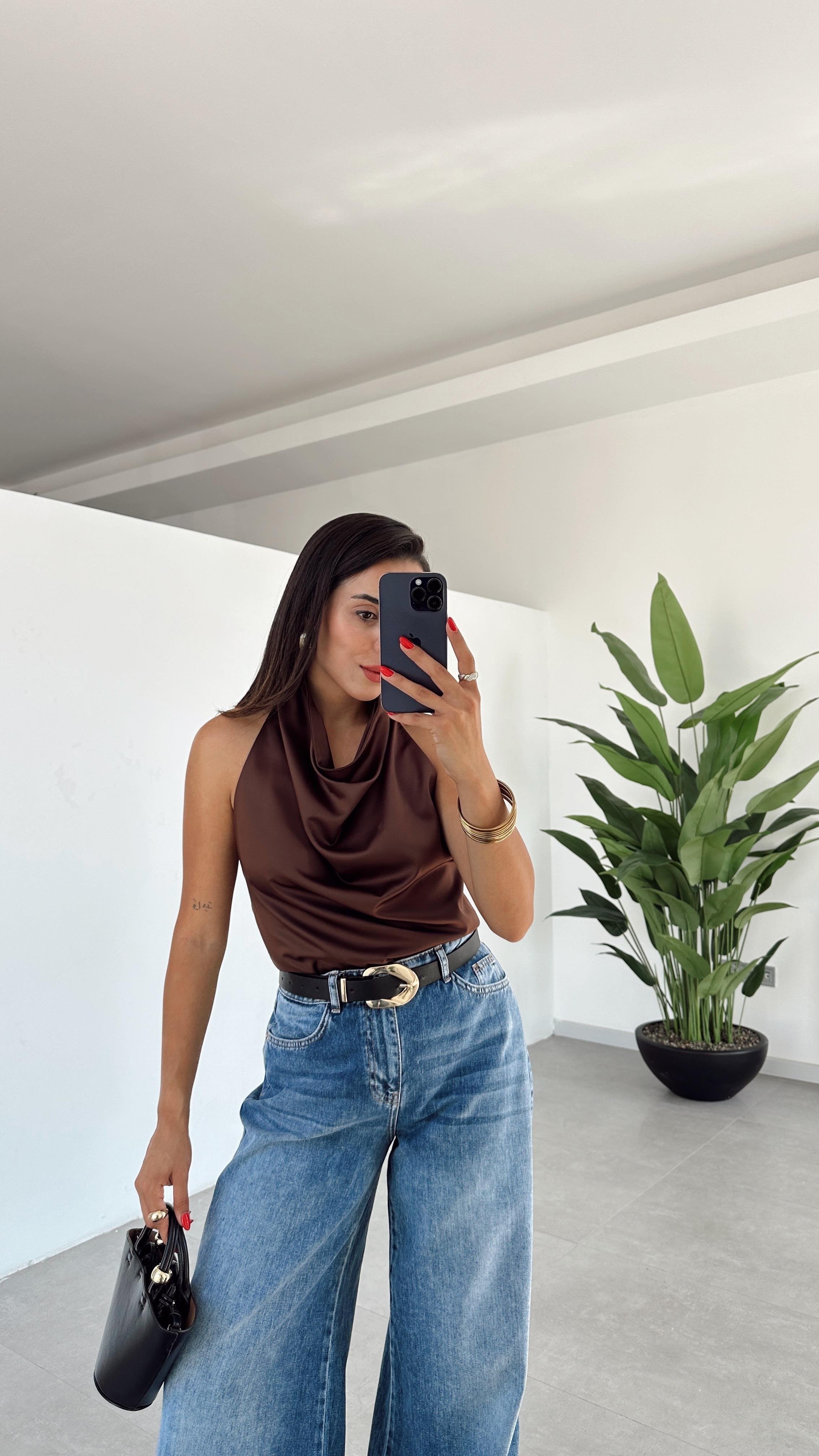 Kahve Sırtı Açık Saten Bluz