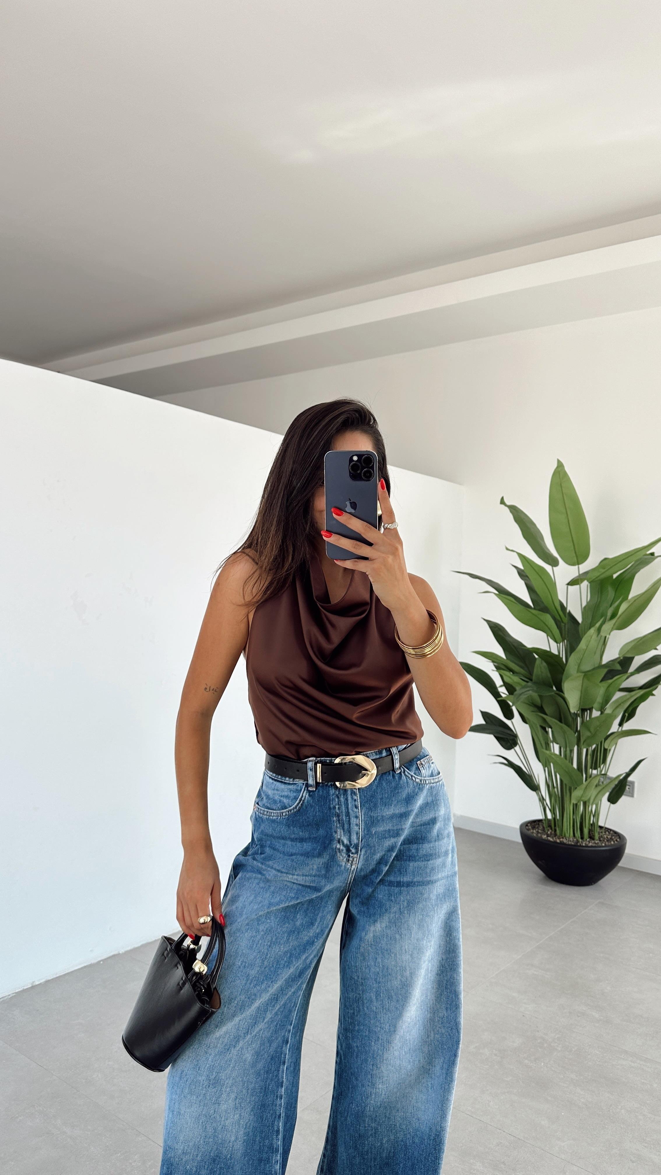 Kahve Sırtı Açık Saten Bluz