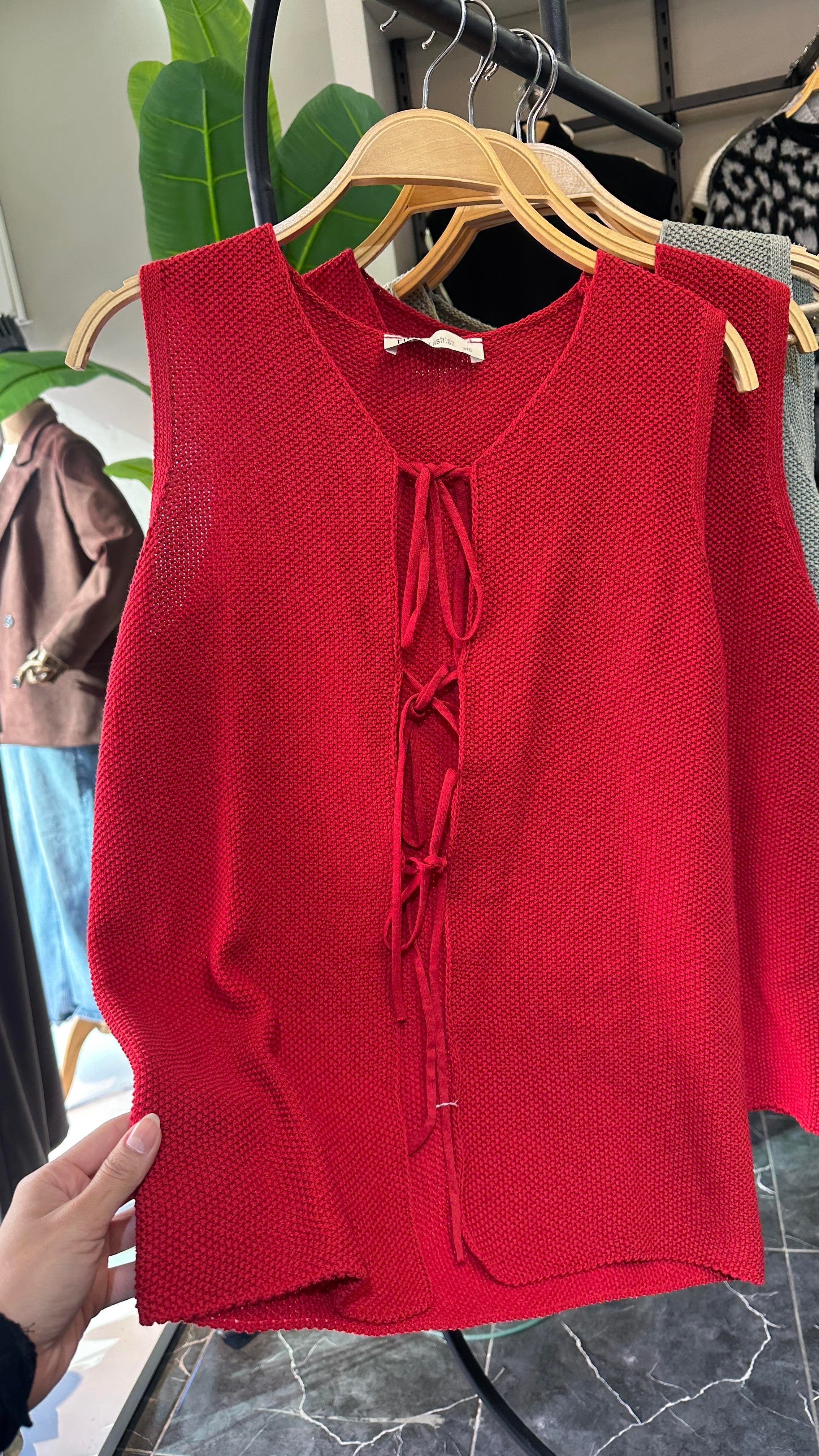 Kırmızı Bağcıklı Triko Yelek