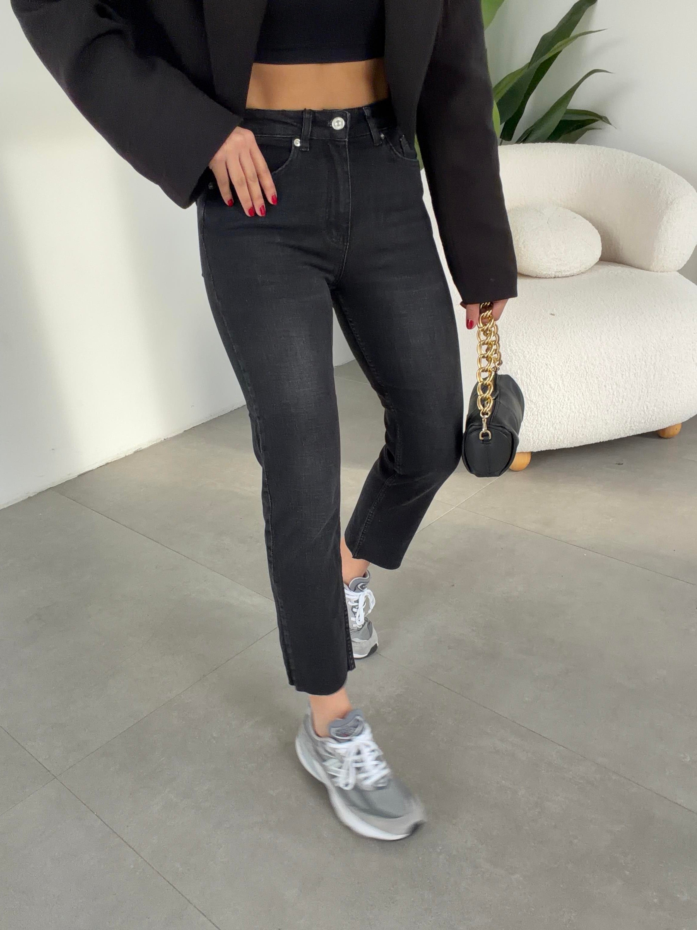 Koyu Füme Boyfit Kesik Paça Jean