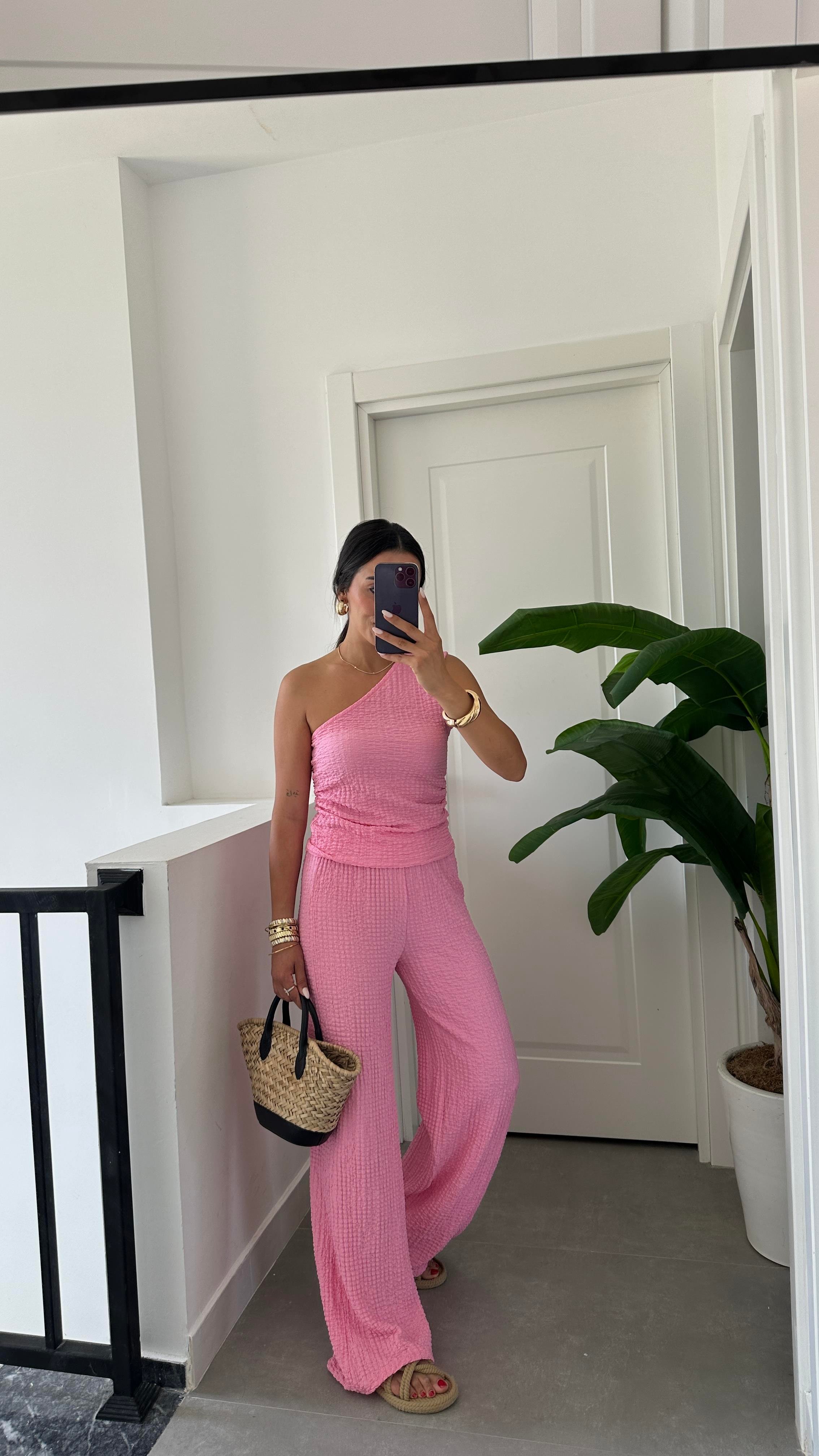 Pembe Krinkıl Tek Omuz Askılı Pantolon Takım