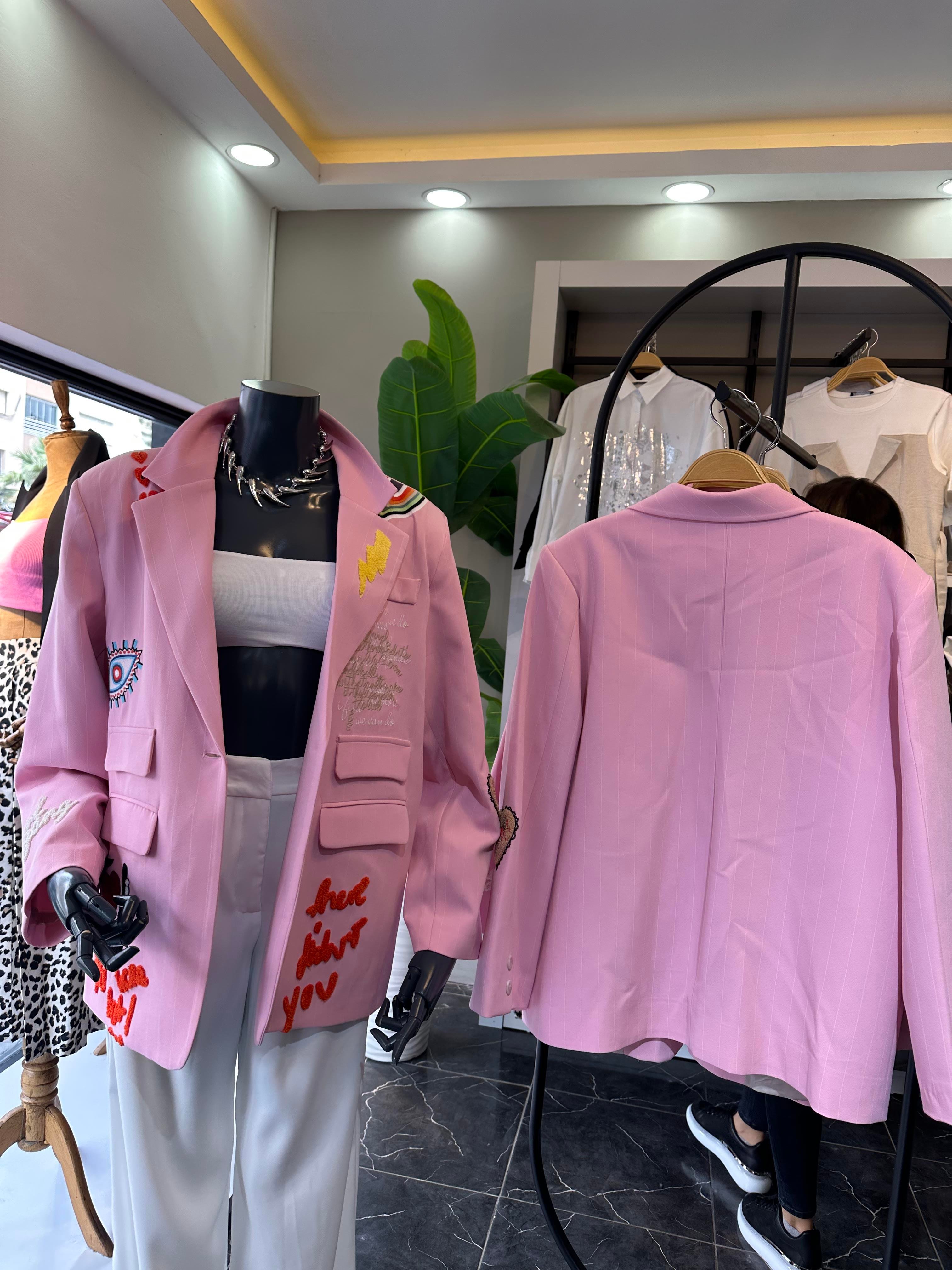 Pembe Tasarım İşlemeli Blazer