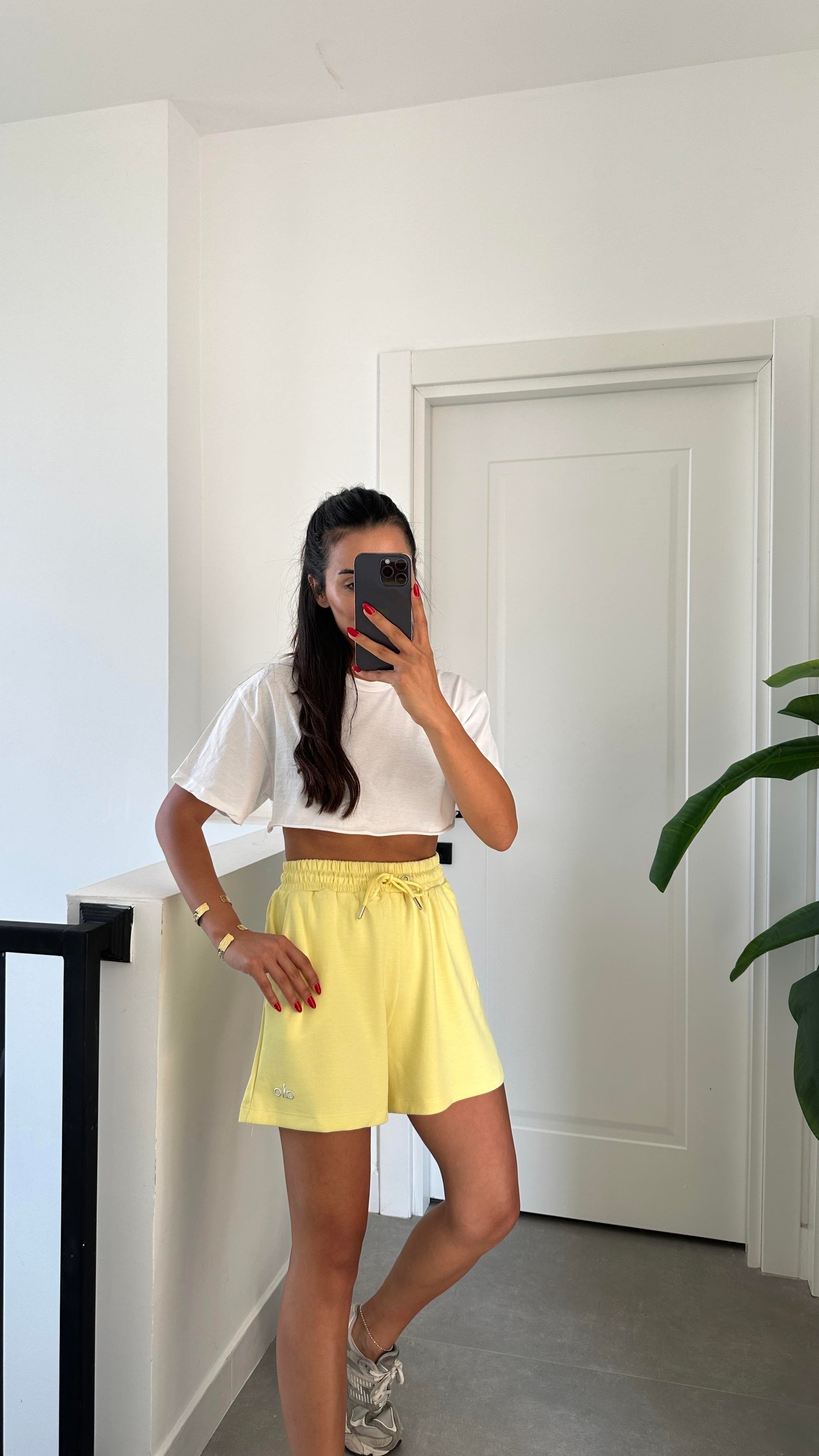 Sarı Kısa Şort
