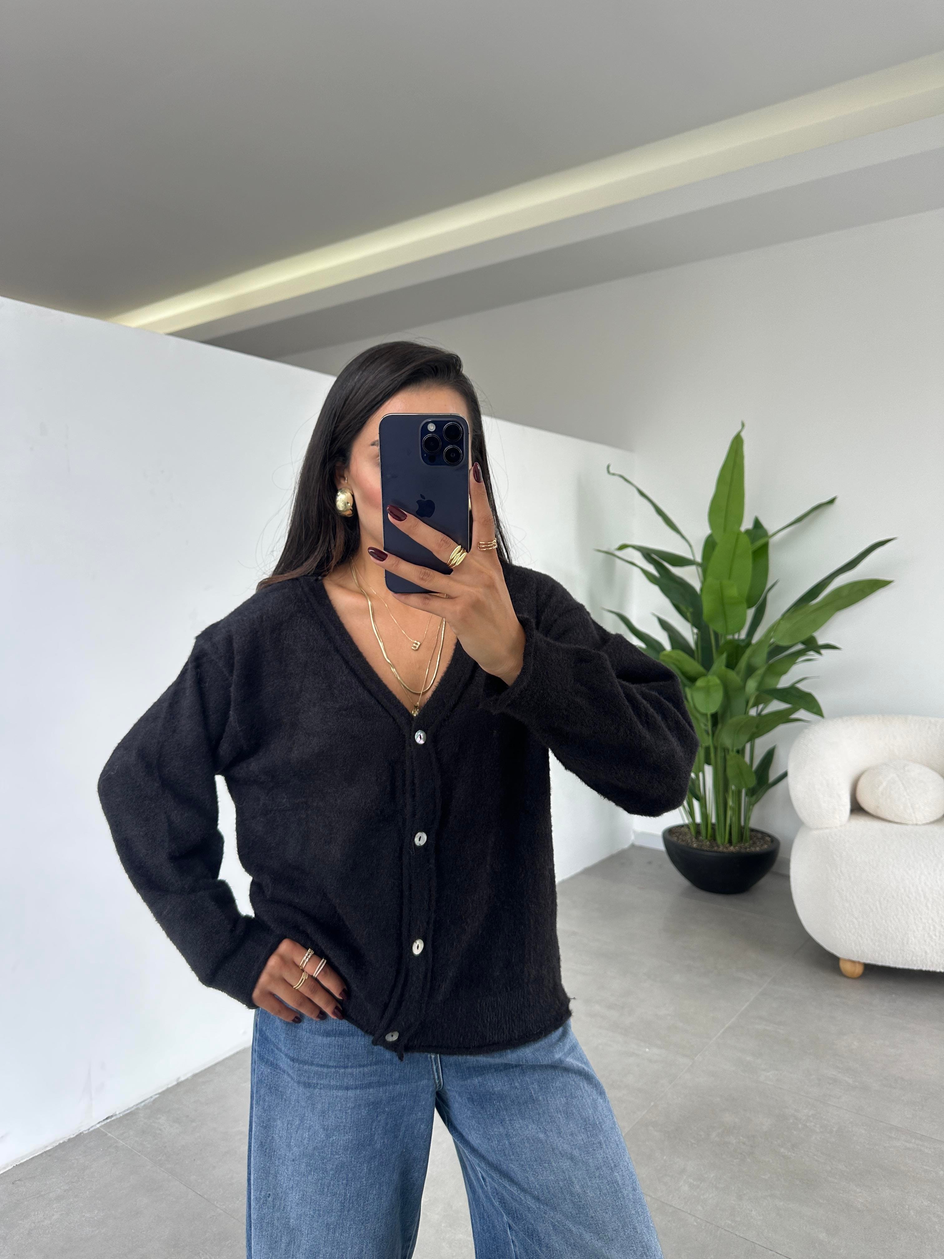 Siyah 4 Düğmeli Hırka