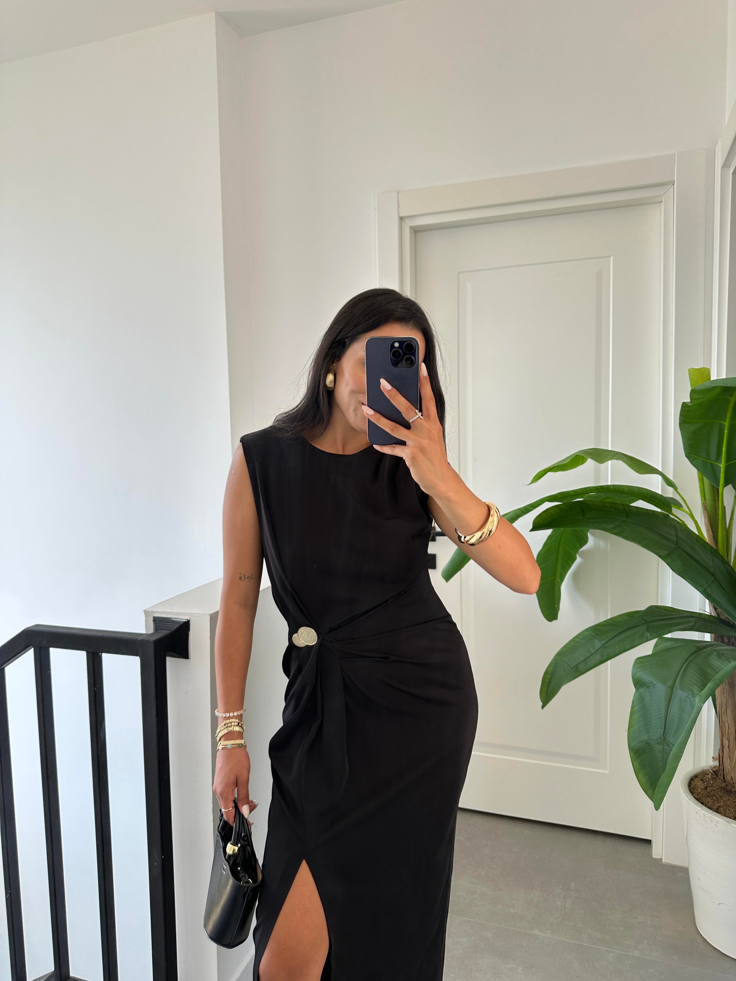 Siyah Belden Düğmeli Elbise