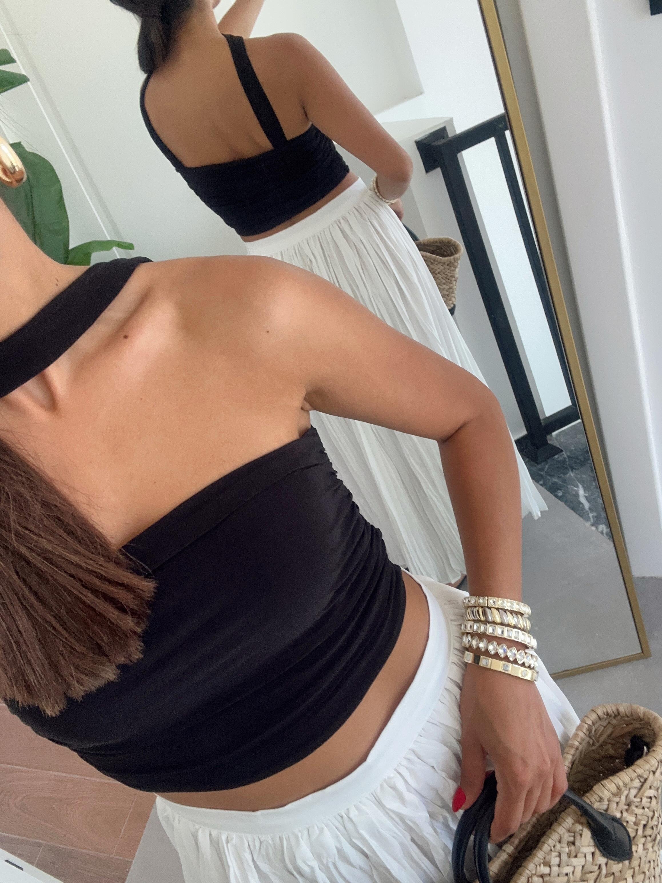 Siyah Boyun Detaylı Bluz