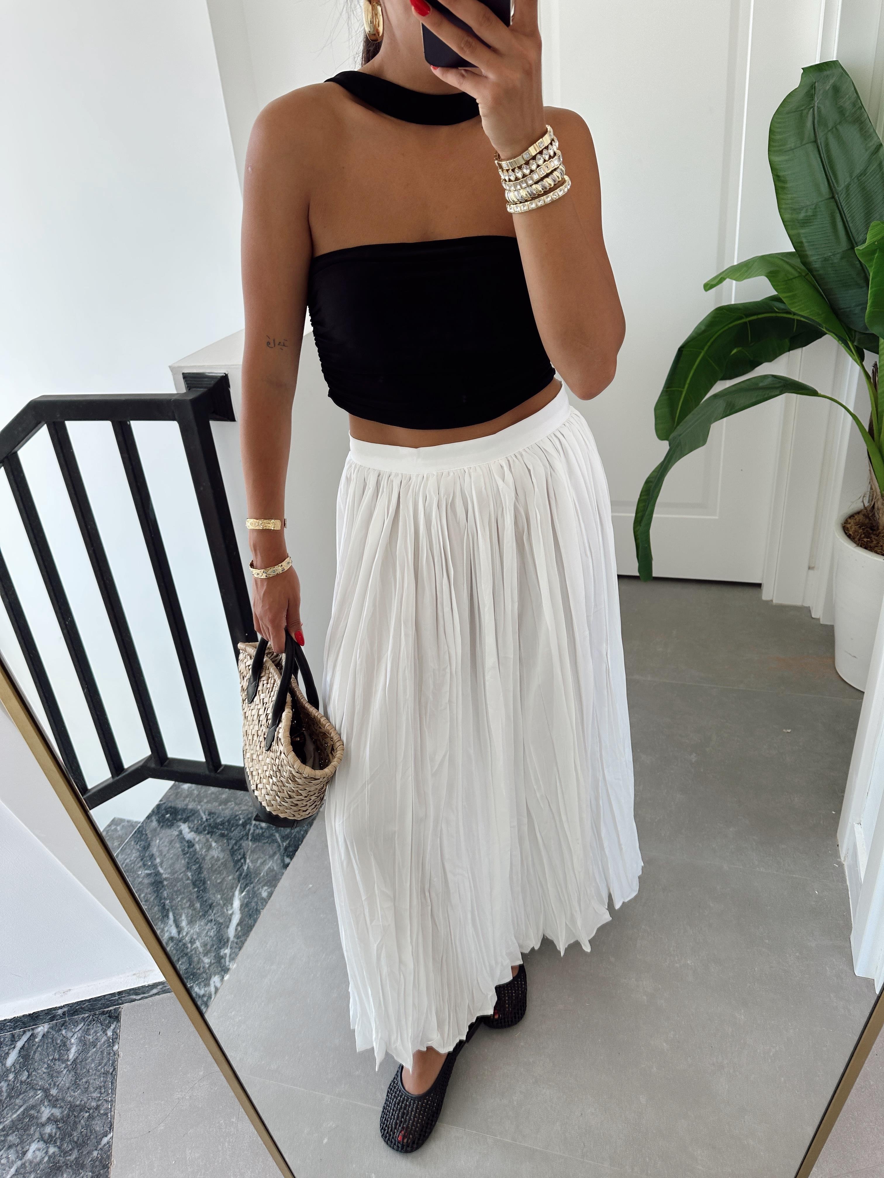 Siyah Boyun Detaylı Bluz