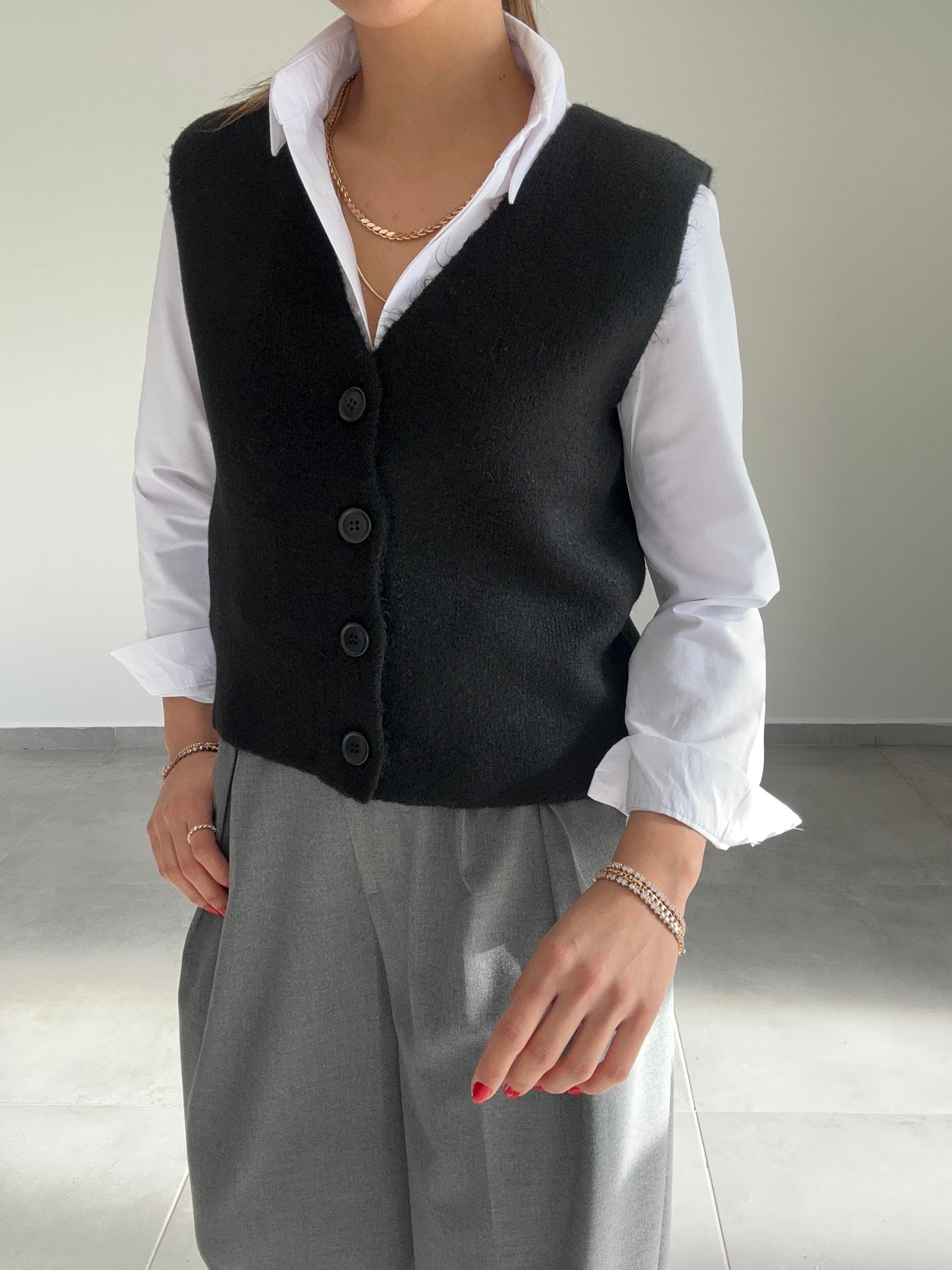 Siyah Düğmeli Triko Yelek