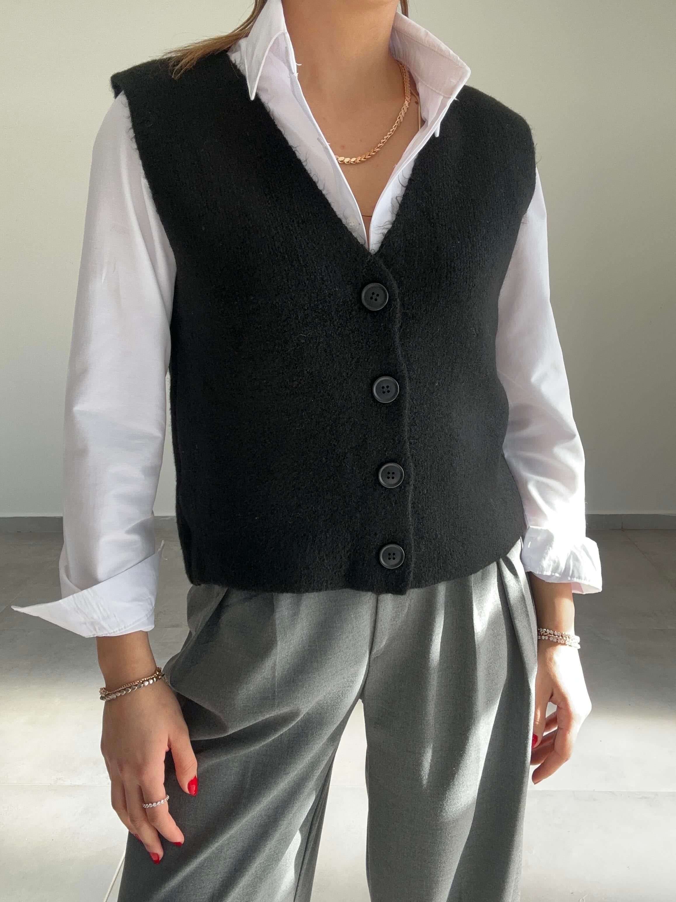 Siyah Düğmeli Triko Yelek