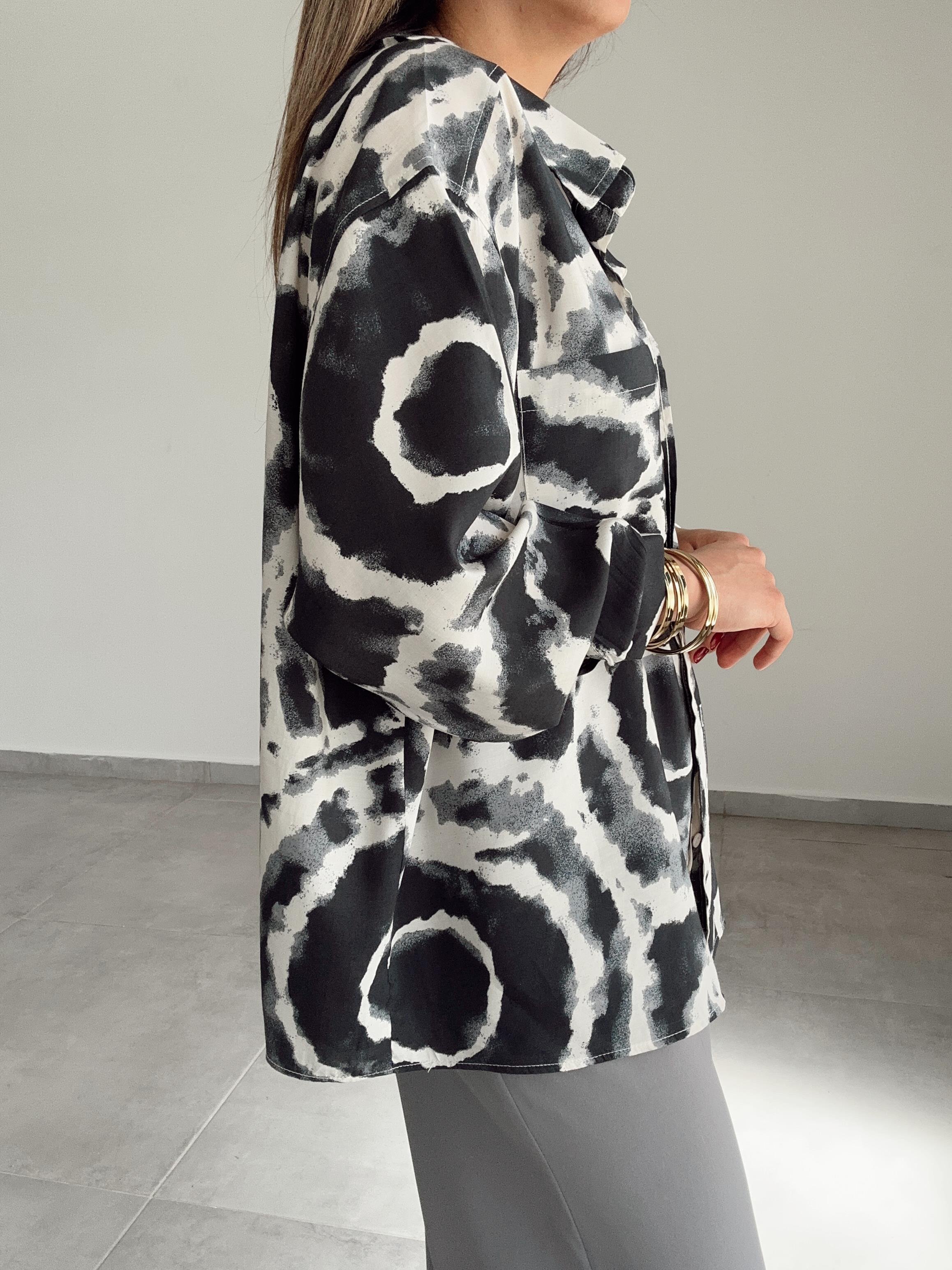 Siyah-Ekru Desenli Cepli Oversize Gömlek