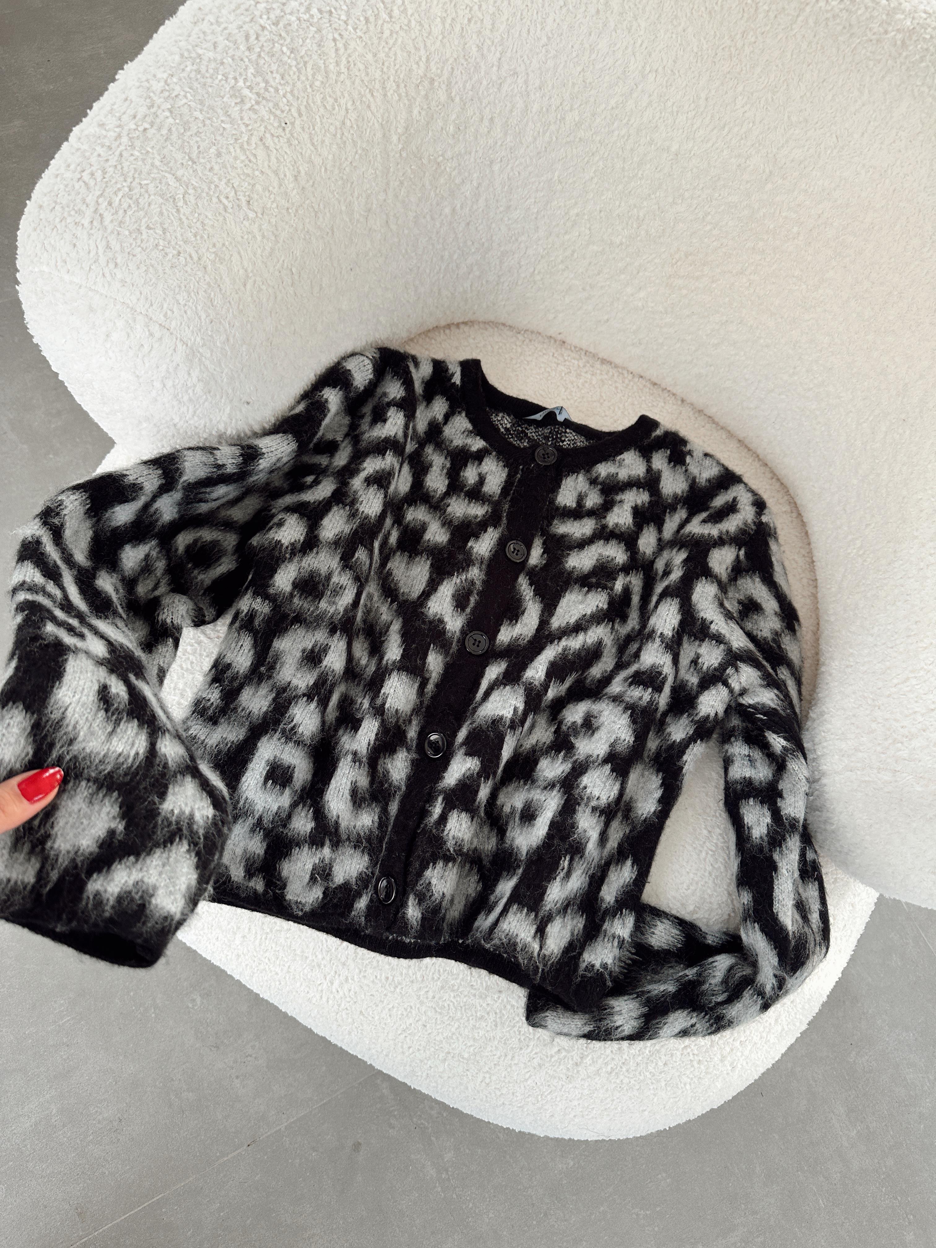 Siyah-Gri Leopar Desenli Triko Hırka