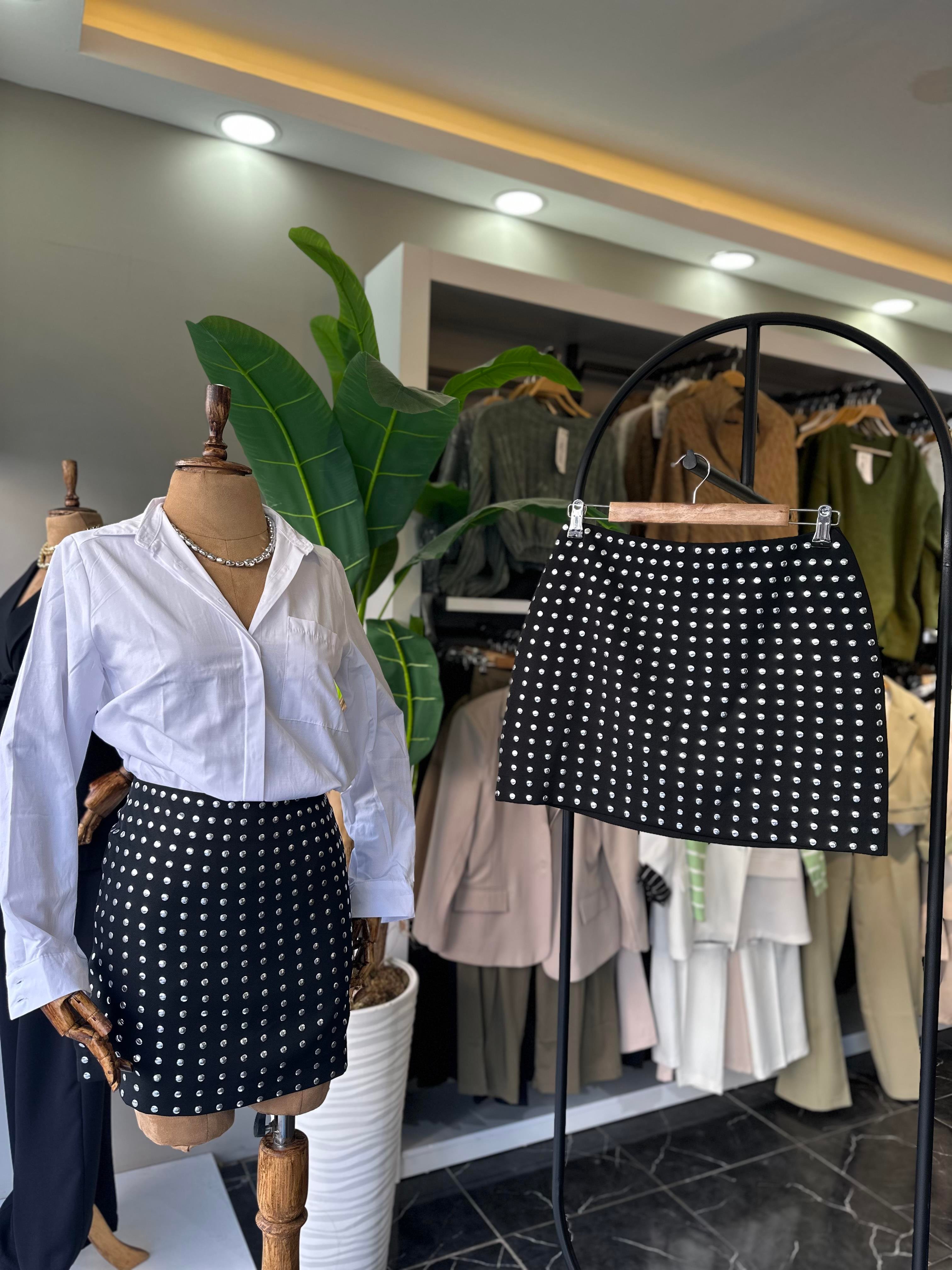 Siyah Gümüş Zımba Detaylı Mini Etek