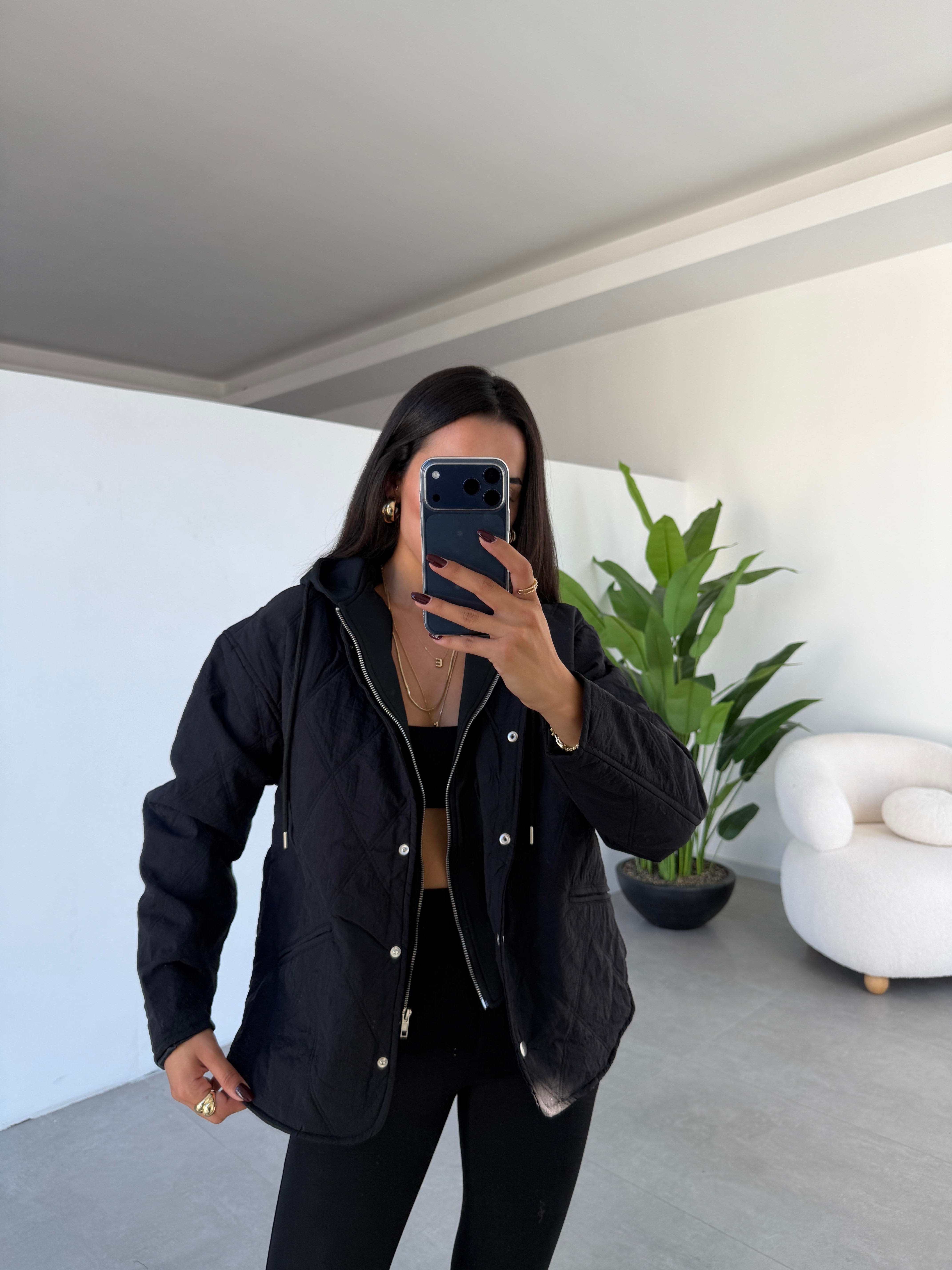 Siyah Kapüşon Gami Detaylı Kapitone Mont