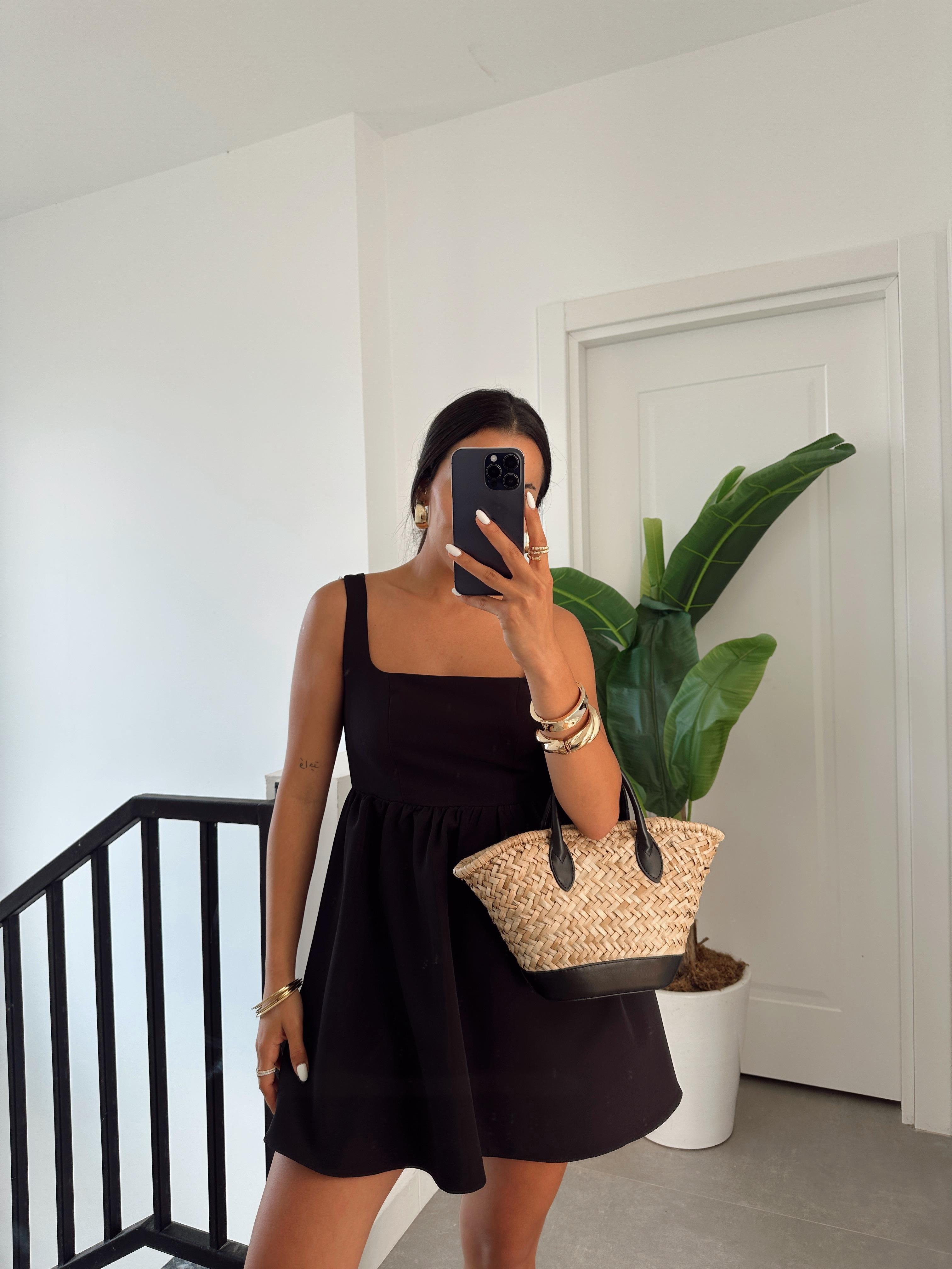 Siyah Kare Yaka Elbise