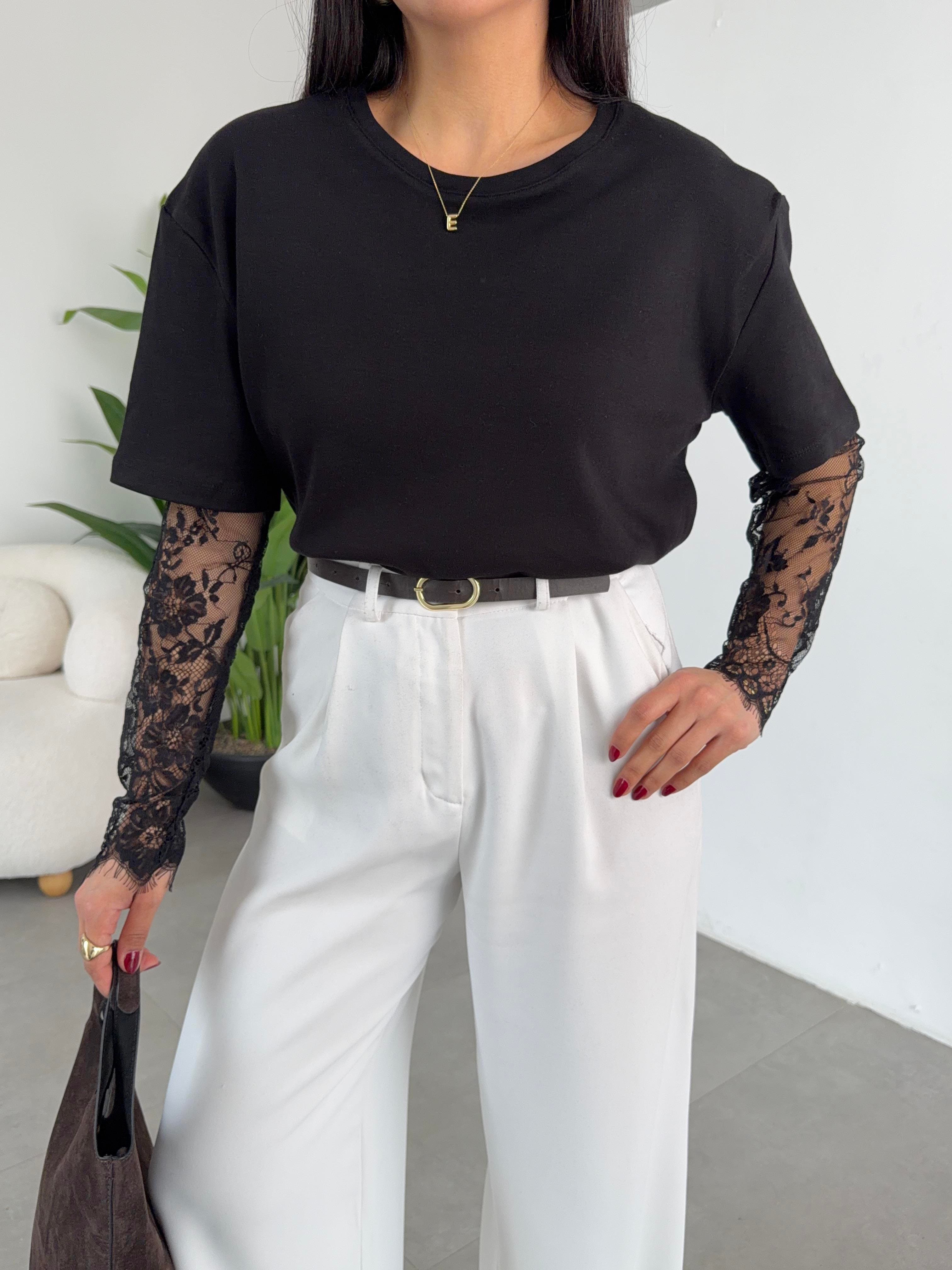 Siyah Kolları Dantel Detaylı T-Shirt