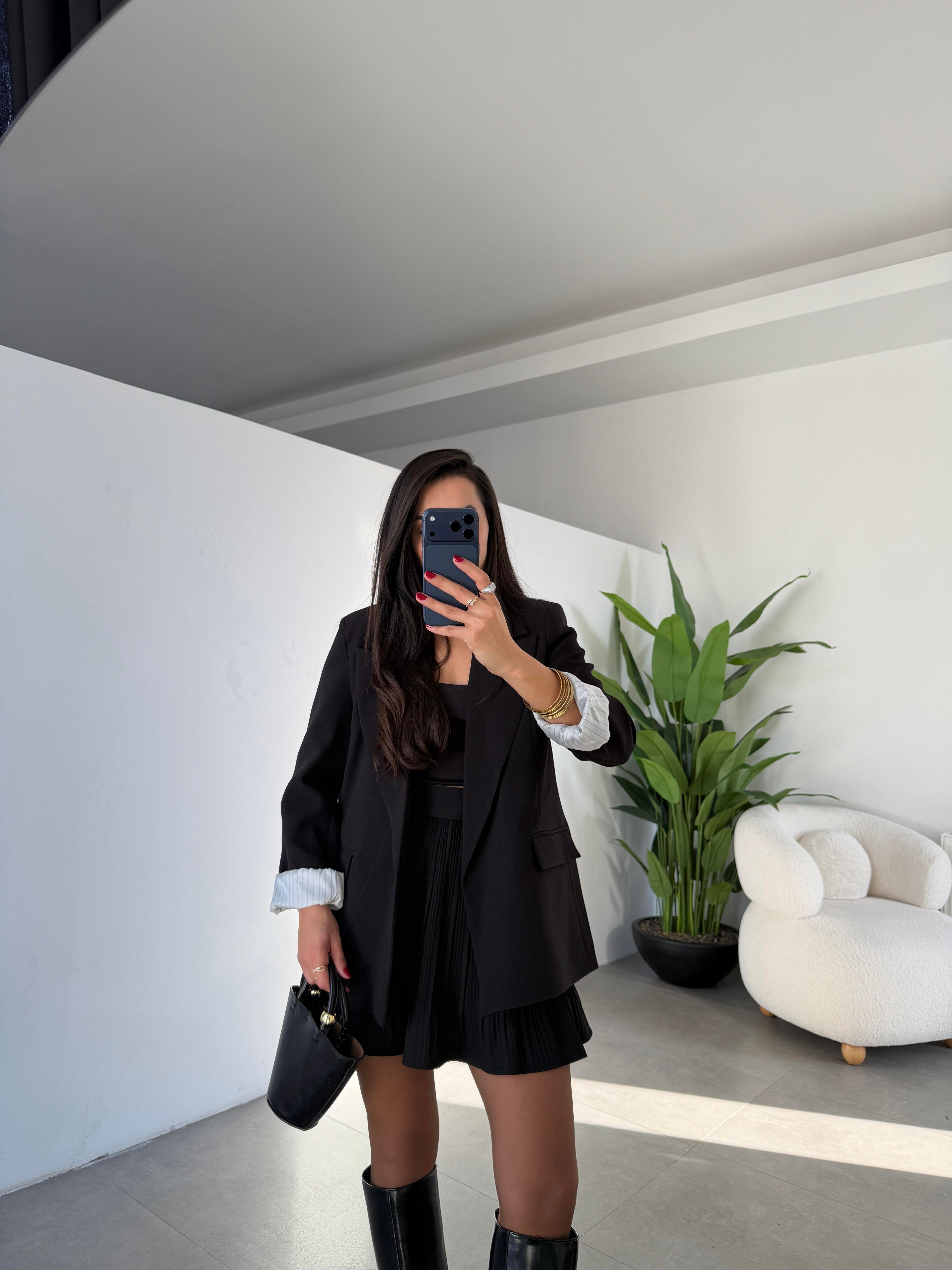 Siyah Kolu Katlamalı Blazer