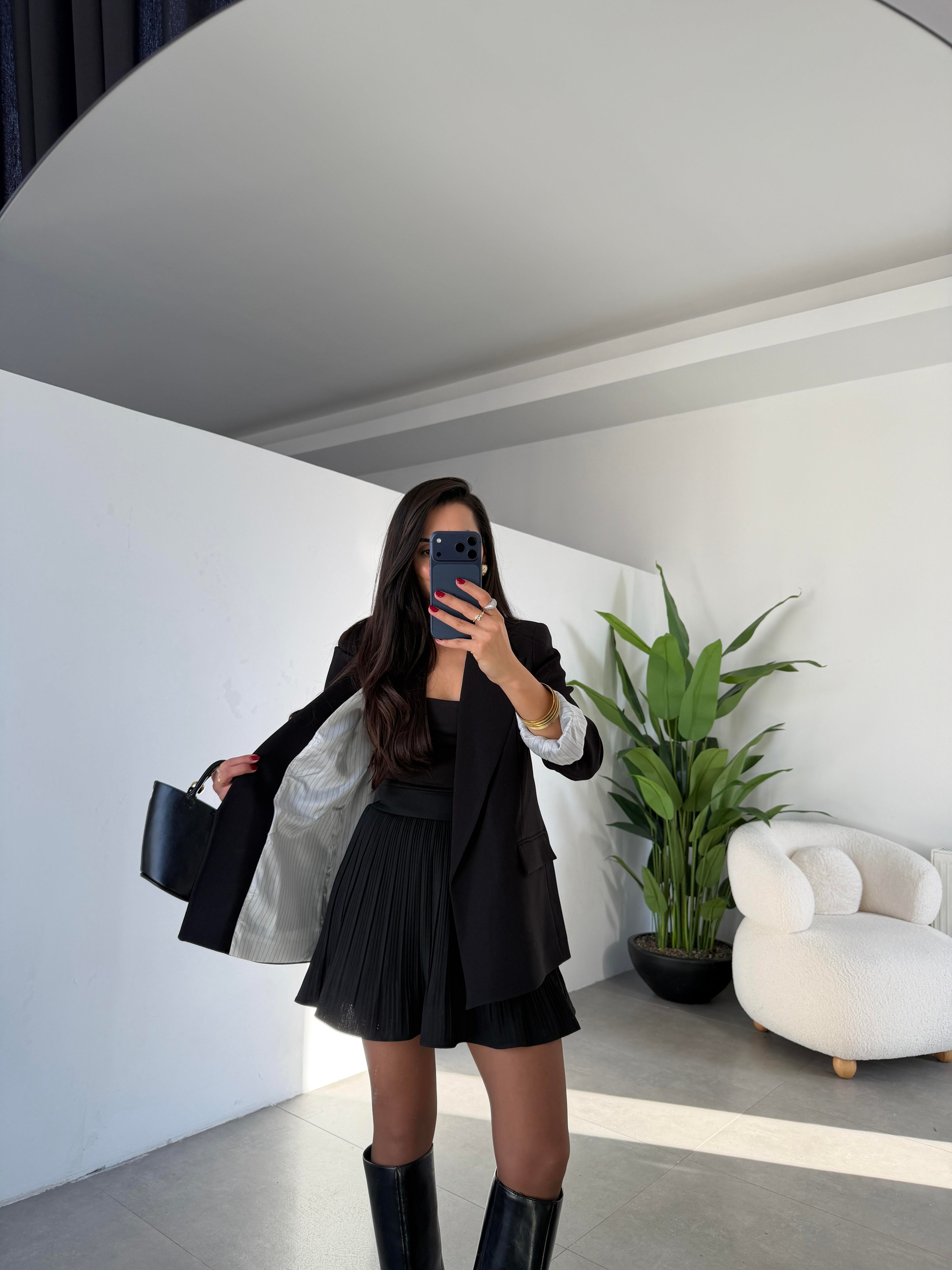 Siyah Kolu Katlamalı Blazer