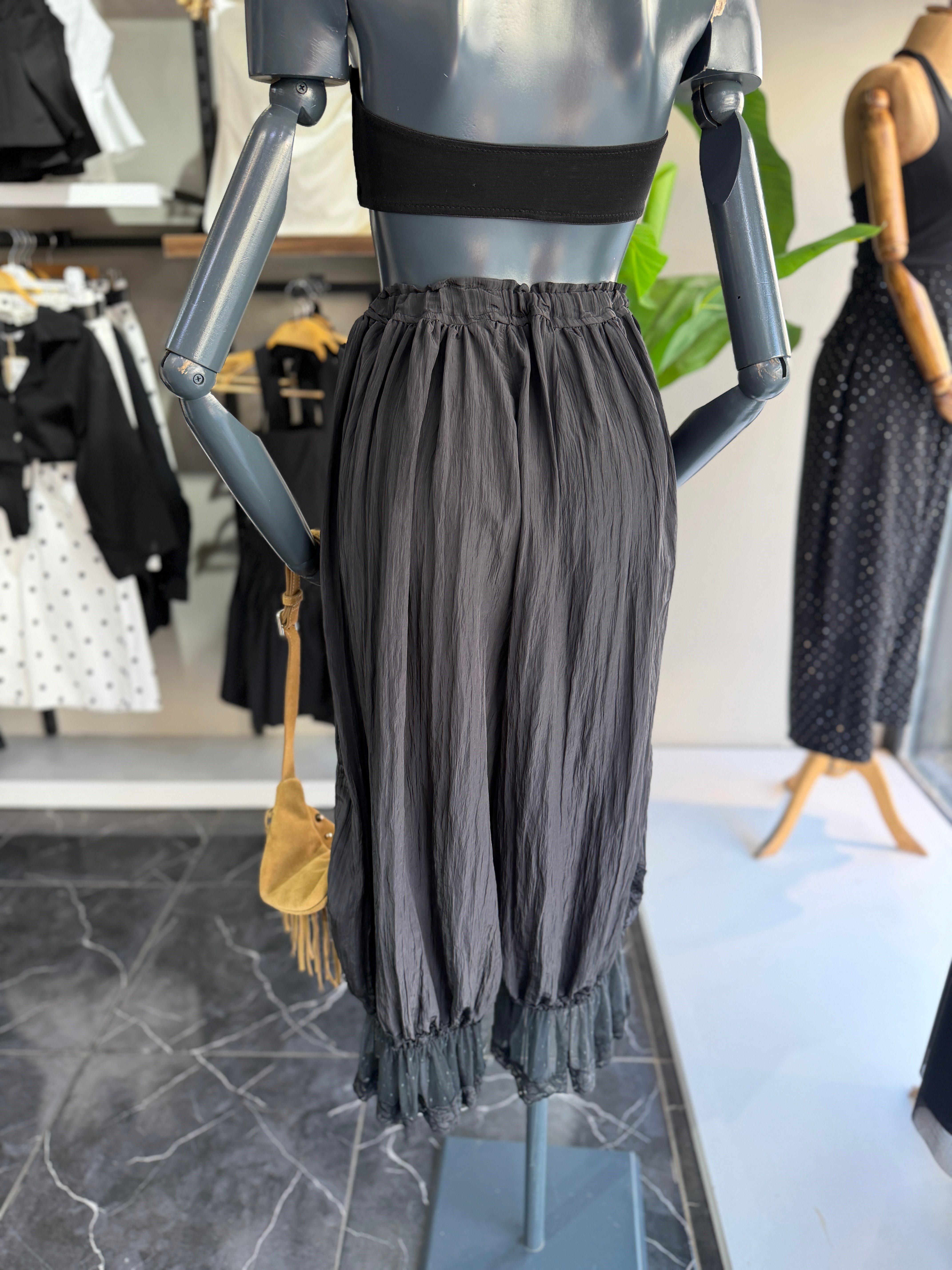 Siyah Paça Dantelli Bel Büzgülü Pantolon
