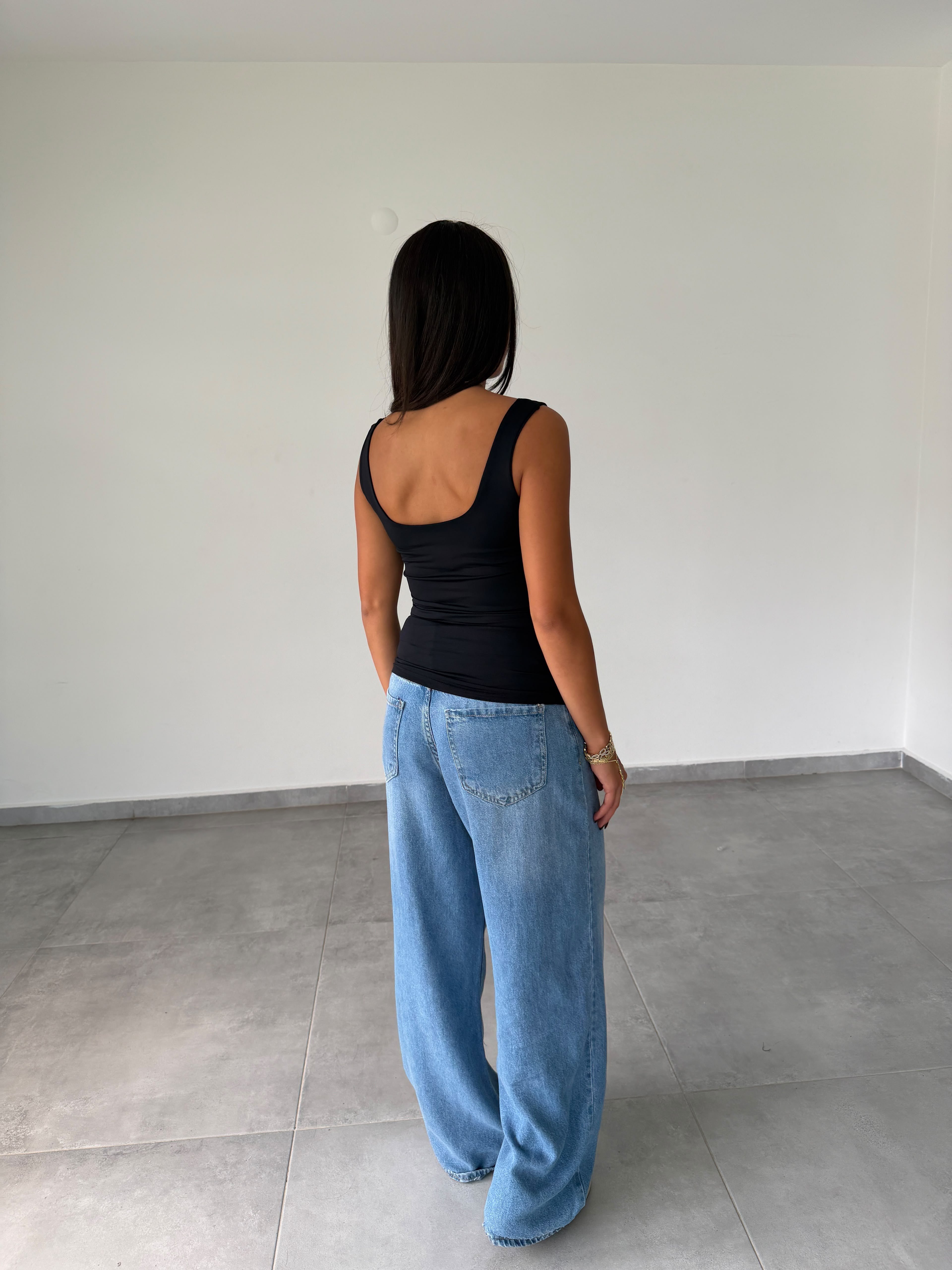 Siyah Polyamid V Yaka Kolsuz Body
