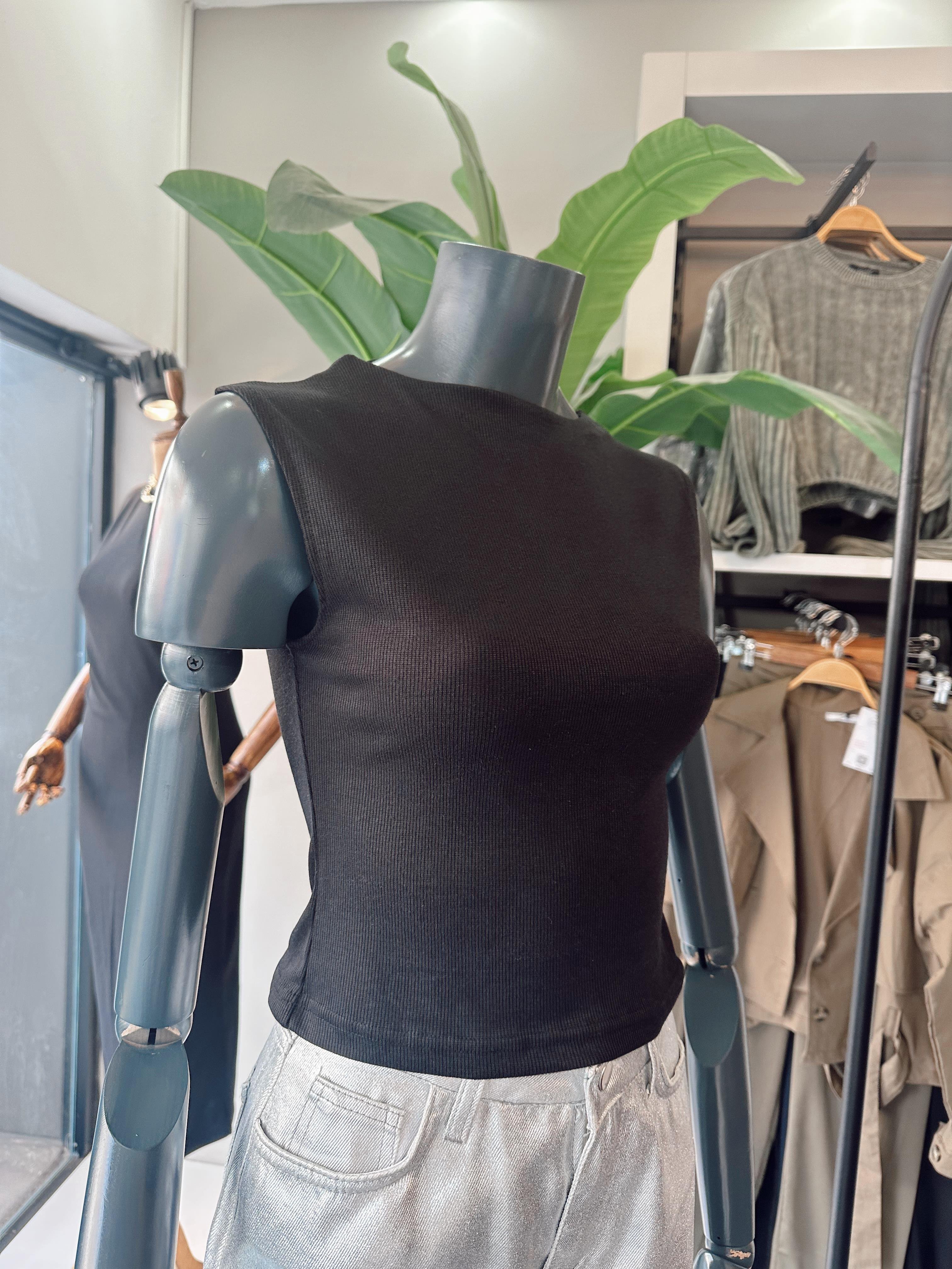 Siyah Sıfır Kol Fitilli Bluz