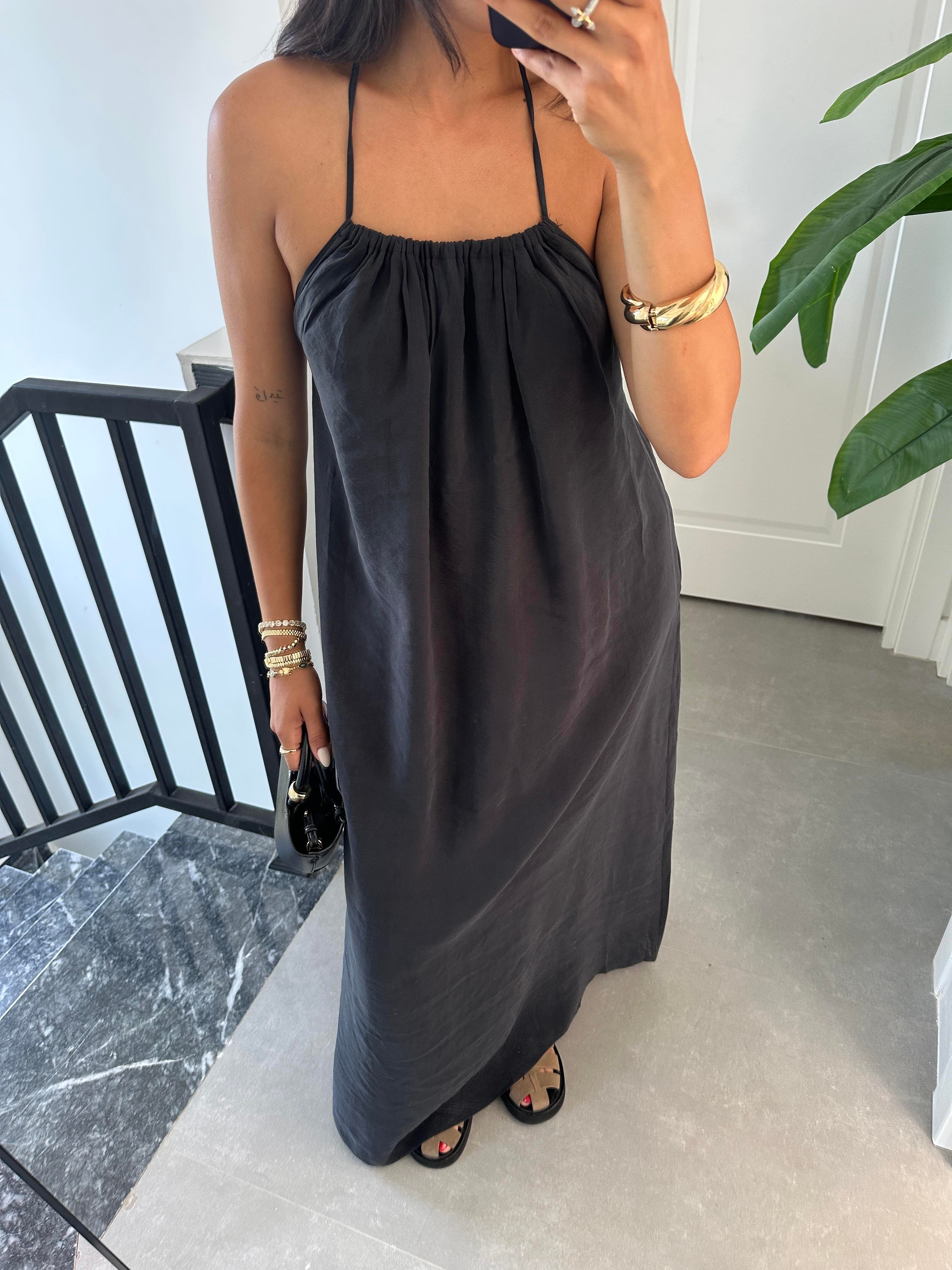 Siyah Sırt Dekolteli Askılı Elbise