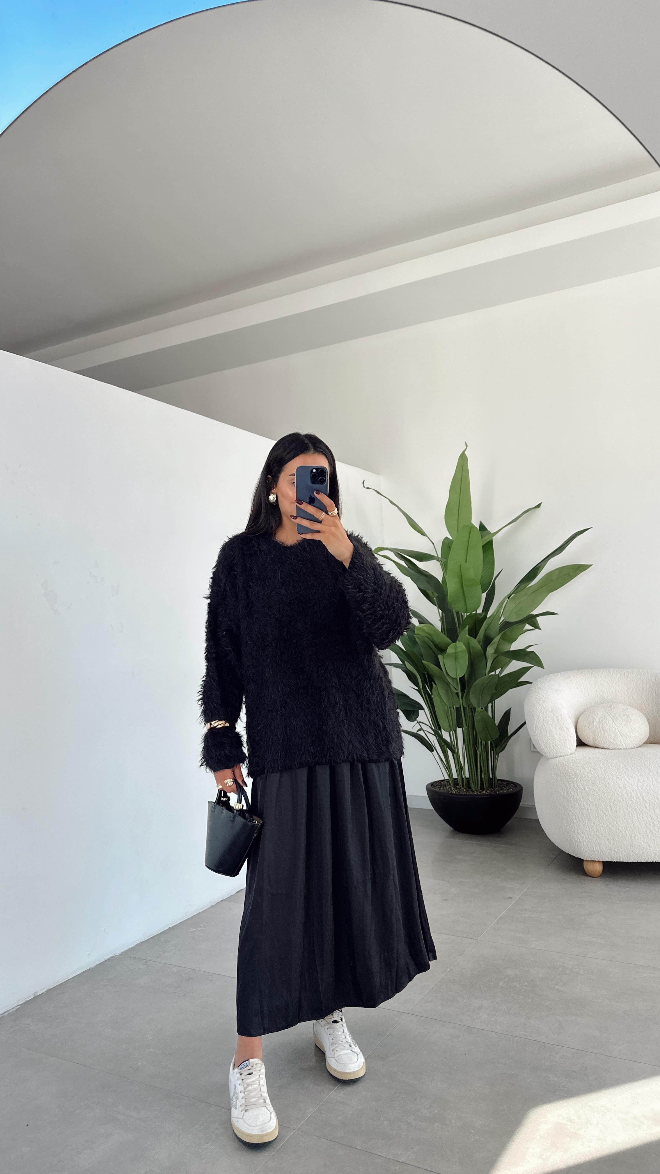 Siyah Tüylü Düz Kazak