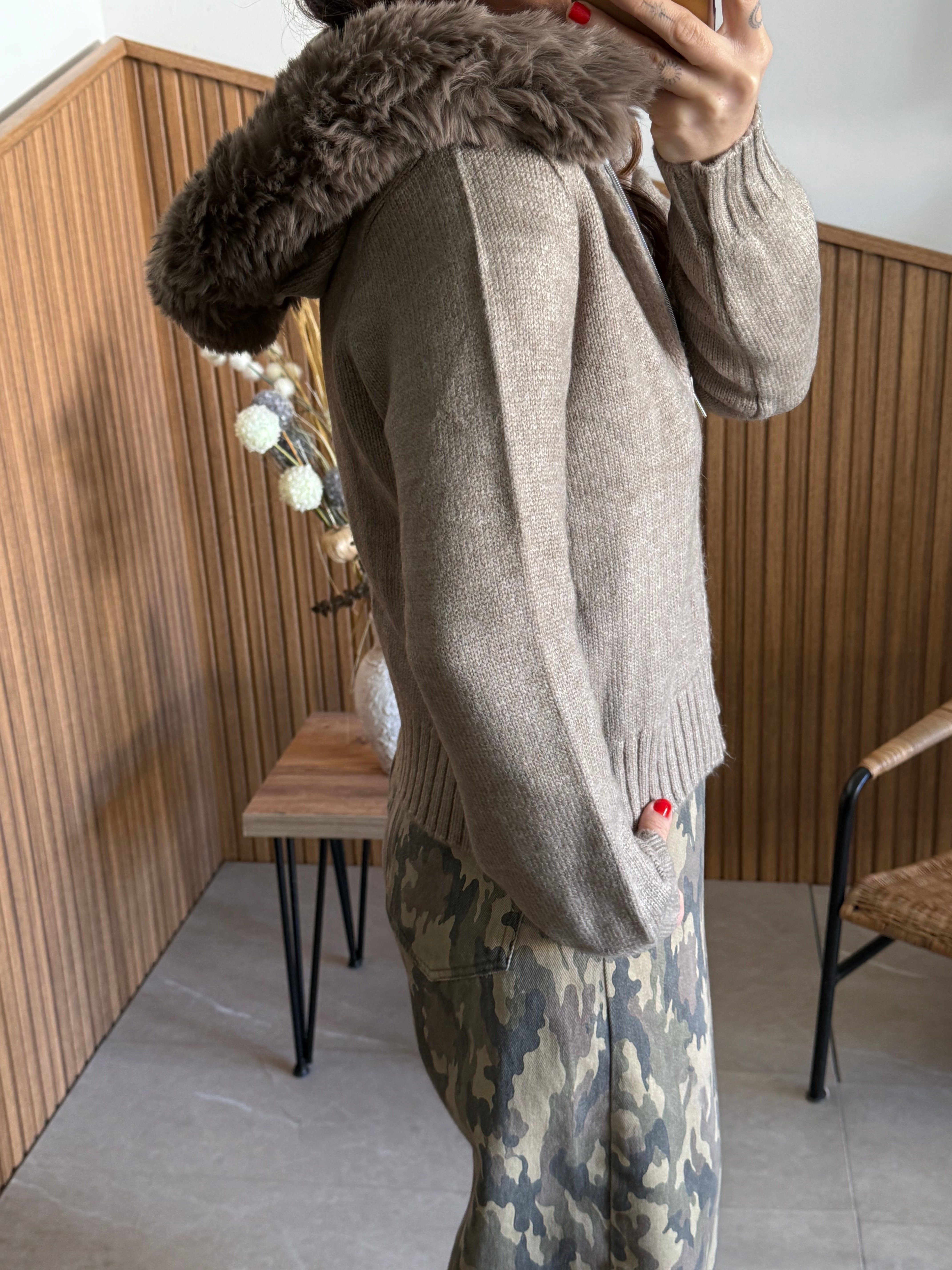 Peluş Detaylı Kapuşonlu Triko Hırka 