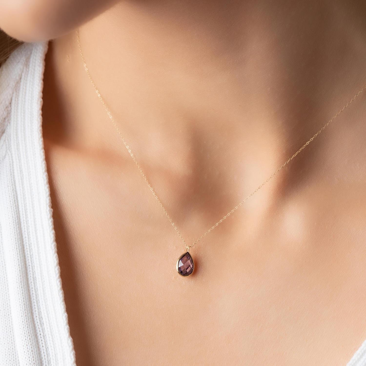 14 Ayar Altın Mor Taşlı Minimal Damla Kolye
