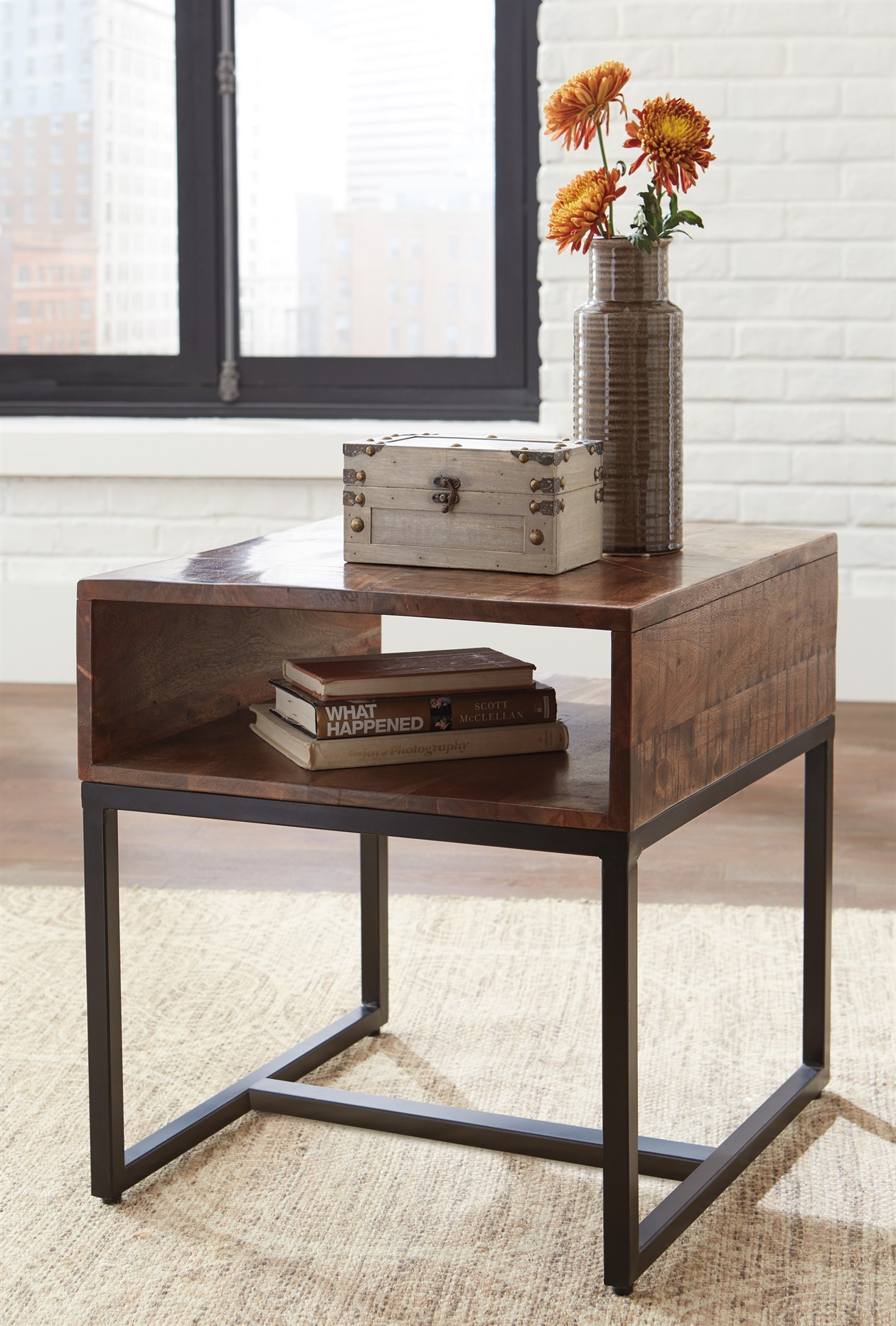 hirvanton-end-table-b73-45.jpg