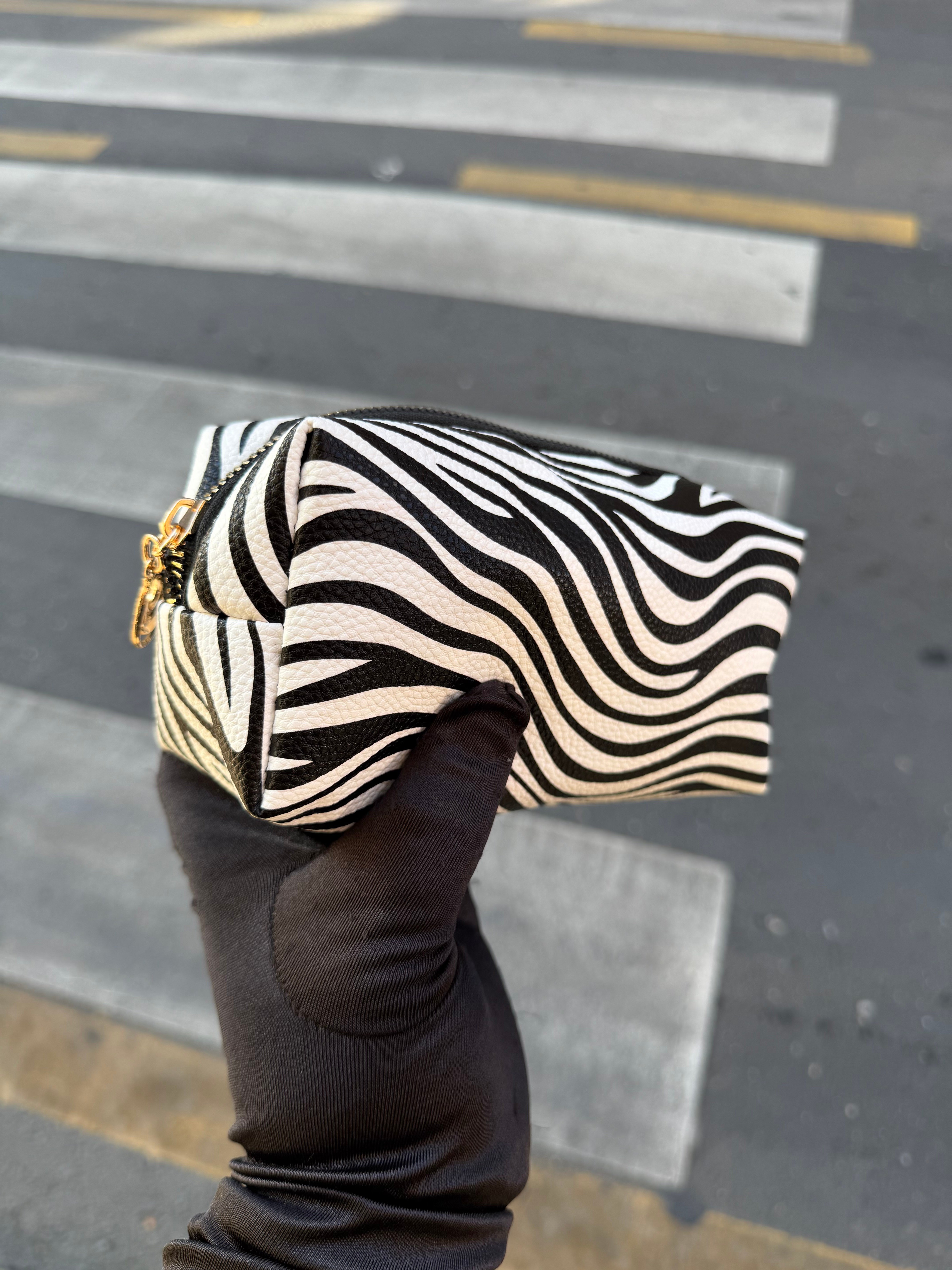 Zebra Desenli Makyaj Çantası – Siyah Beyaz Fermuarlı Kozmetik Çanta