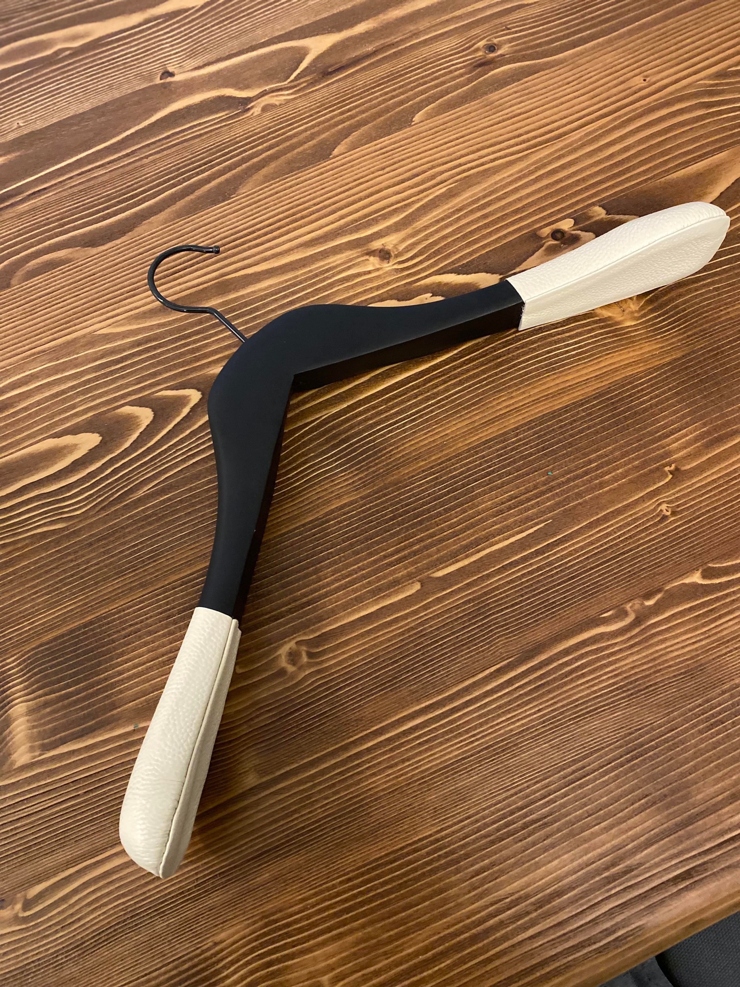 10 Adet Siyah Ahşap Ceket Askısı Kalın Omuzlu, Deri Kaplama Omuz Detaylı Takım Elbise Askısı 44 cm