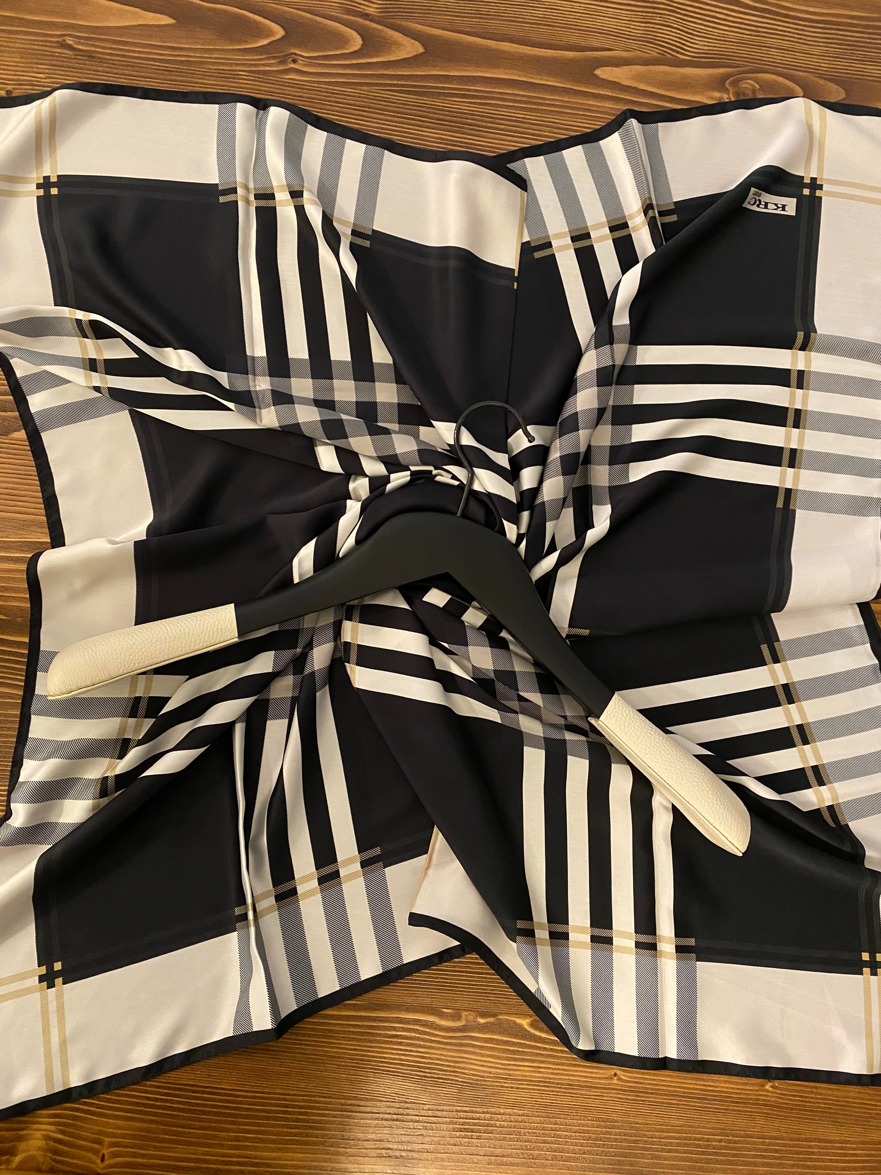 10 Adet Siyah Ahşap Ceket Askısı Kalın Omuzlu, Deri Kaplama Omuz Detaylı Takım Elbise Askısı 44 cm