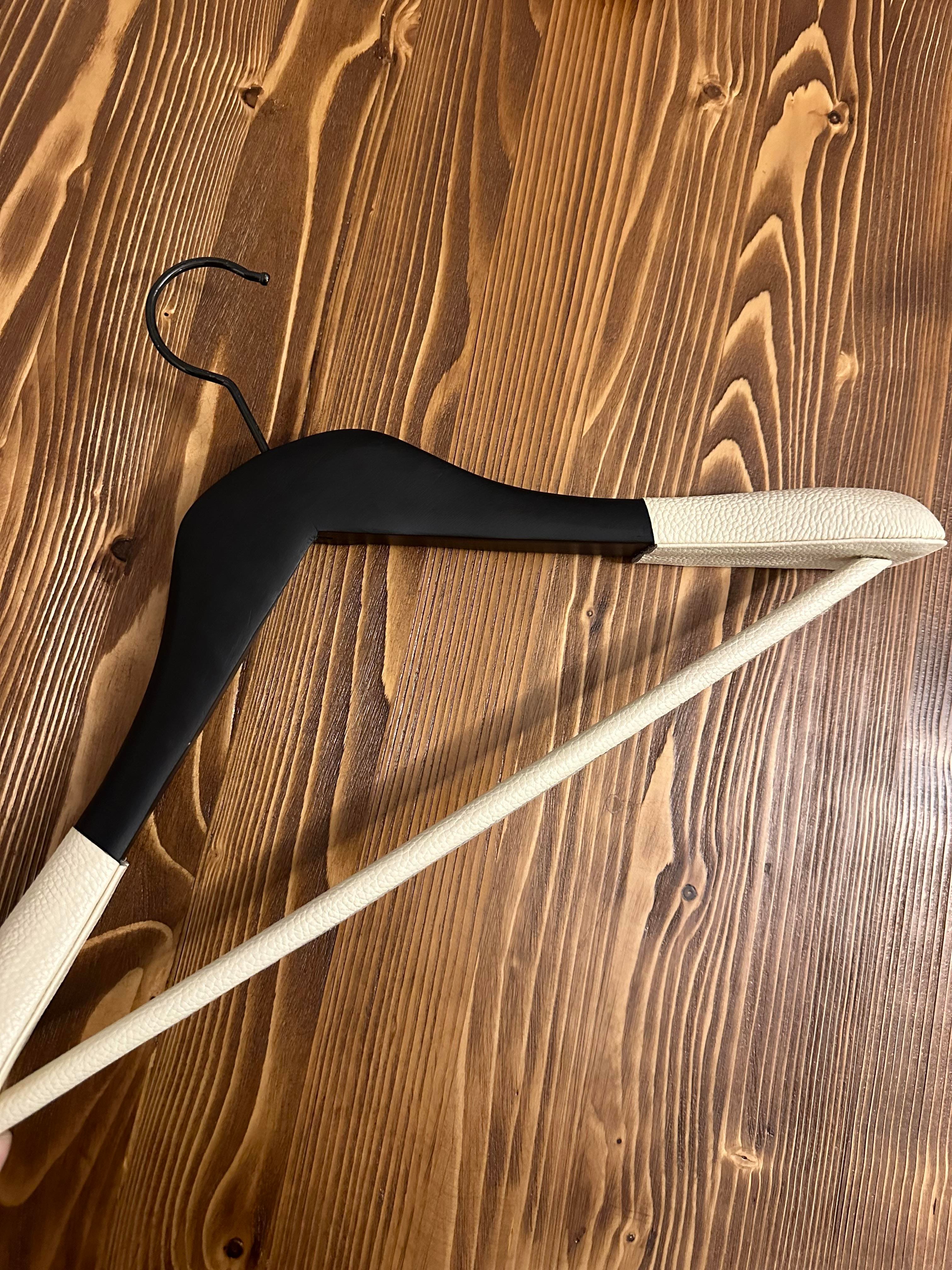 10 Adet Siyah Ahşap Ceket Askısı Kalın Omuzlu, Deri Kaplama Omuz Detaylı Takım Elbise Askısı 44 cm