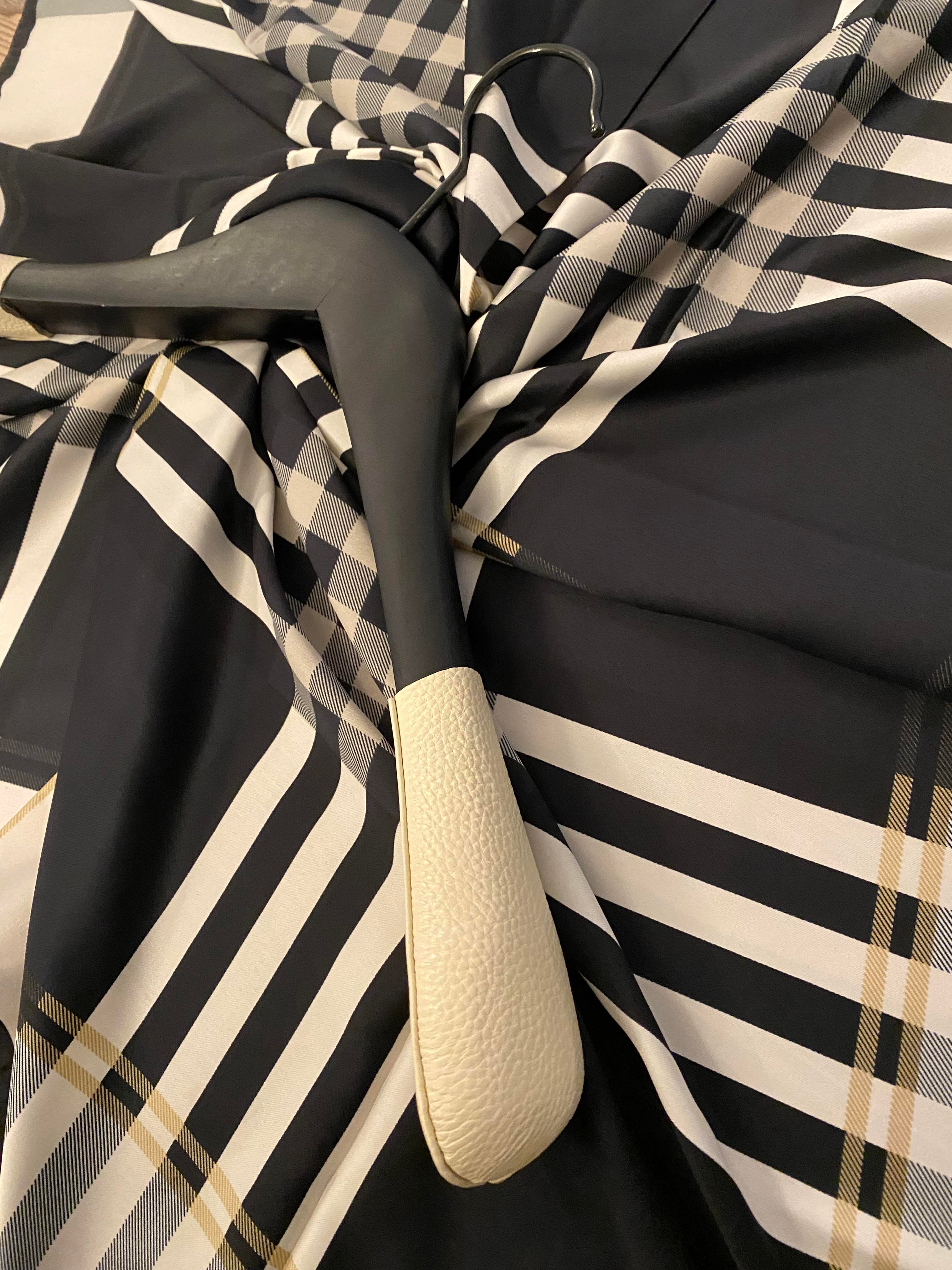 10 Adet Siyah Ahşap Ceket Askısı Kalın Omuzlu, Deri Kaplama Omuz Detaylı Takım Elbise Askısı 44 cm