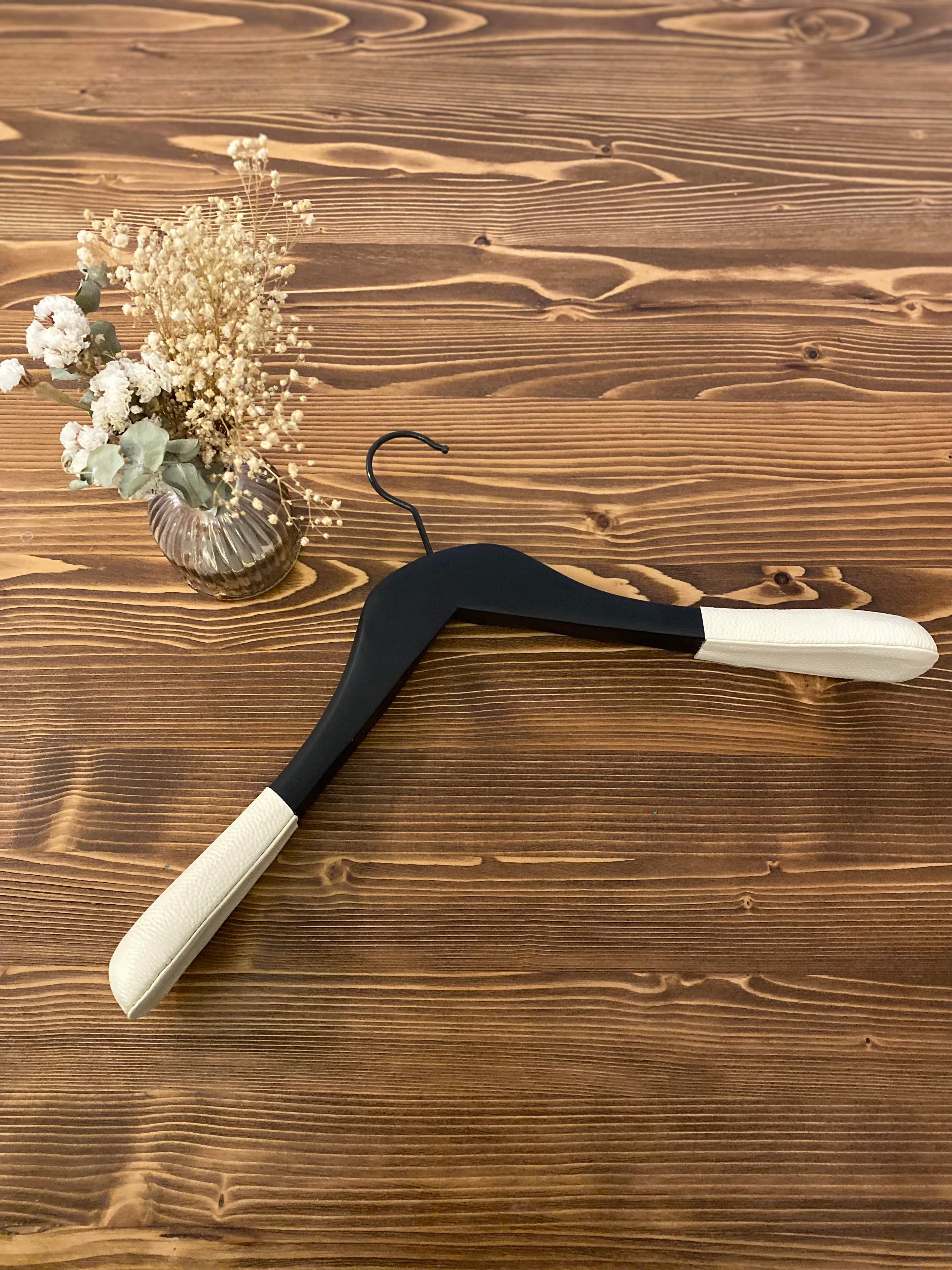 10 Adet Siyah Ahşap Ceket Askısı Kalın Omuzlu, Deri Kaplama Omuz Detaylı Takım Elbise Askısı 44 cm