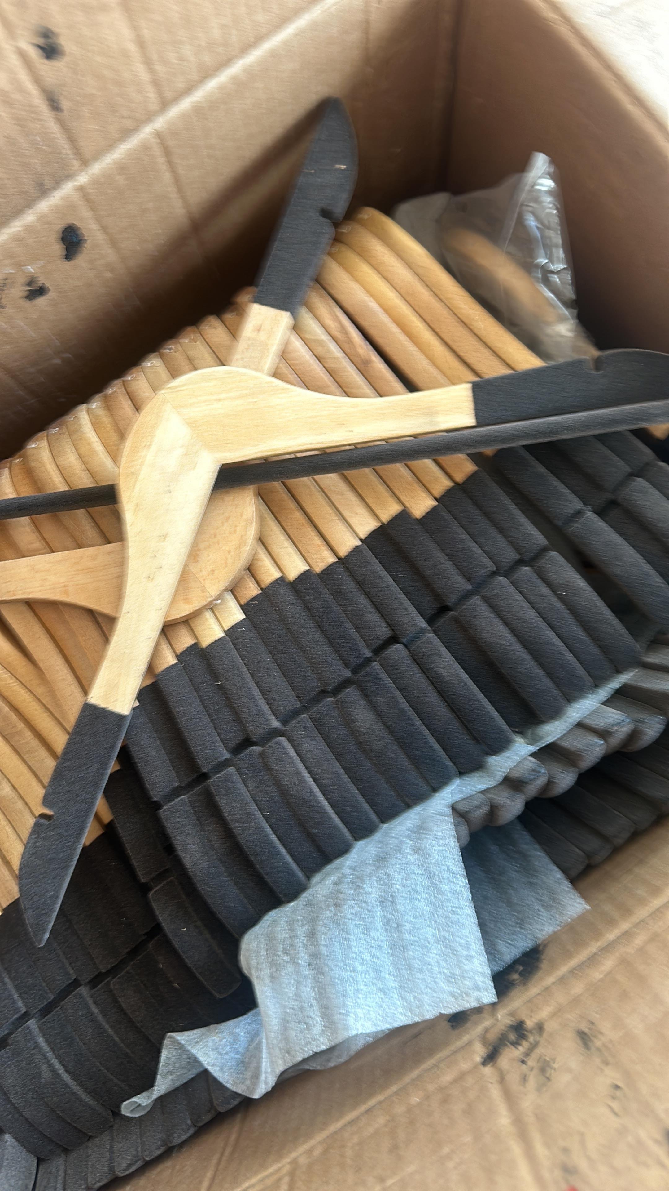 100 Adet Kadife Askı Lüks Kadife Elbise Askısı Omuz Kaplamalı Ahşap Elbise Askısı Kadife 43 Cm